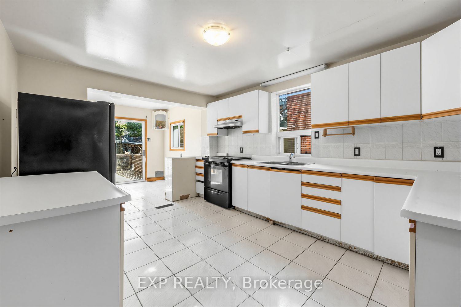 511 Carlaw Avenue Property Photo 3