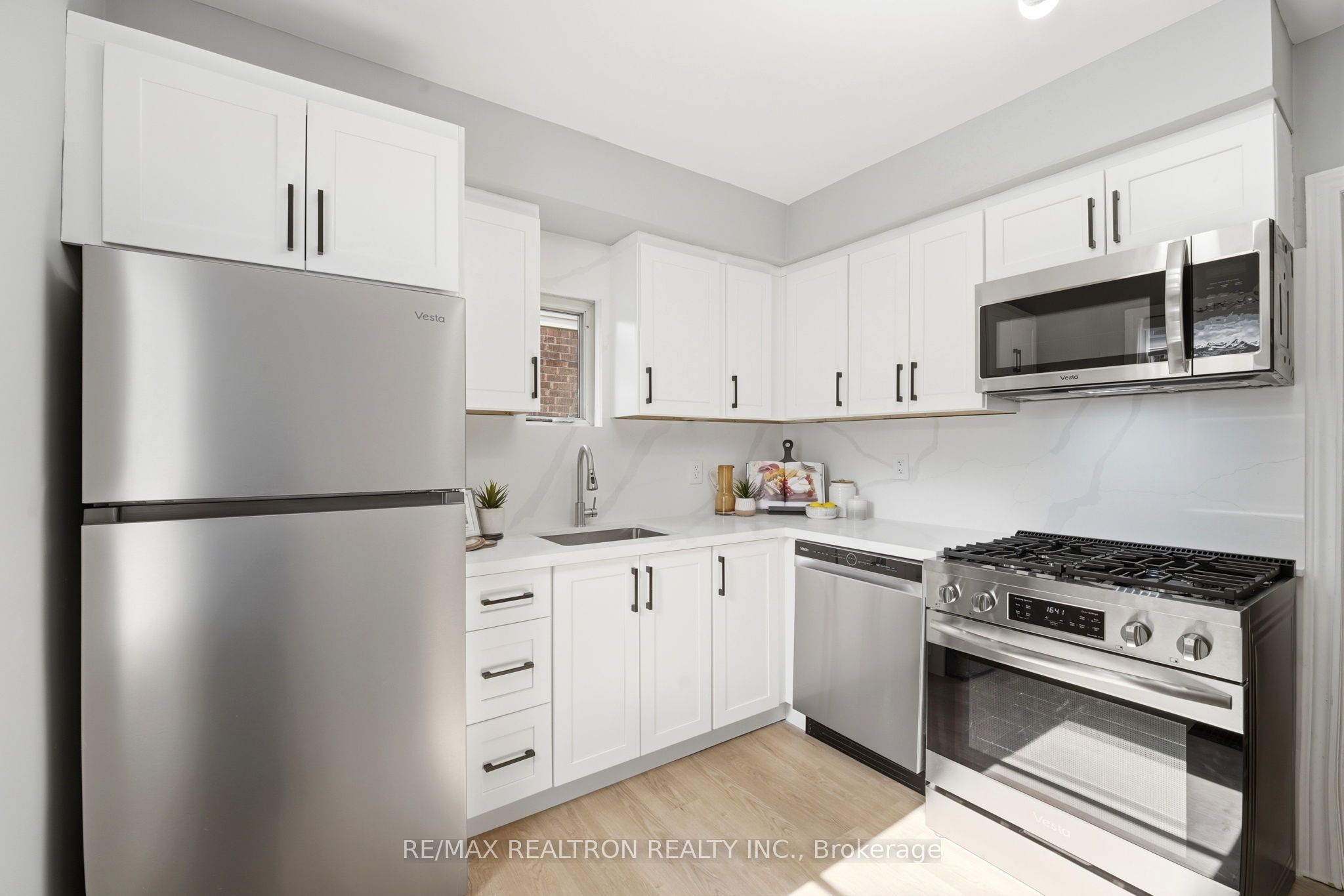 1056 Woodbine Avenue W Property Photo 8