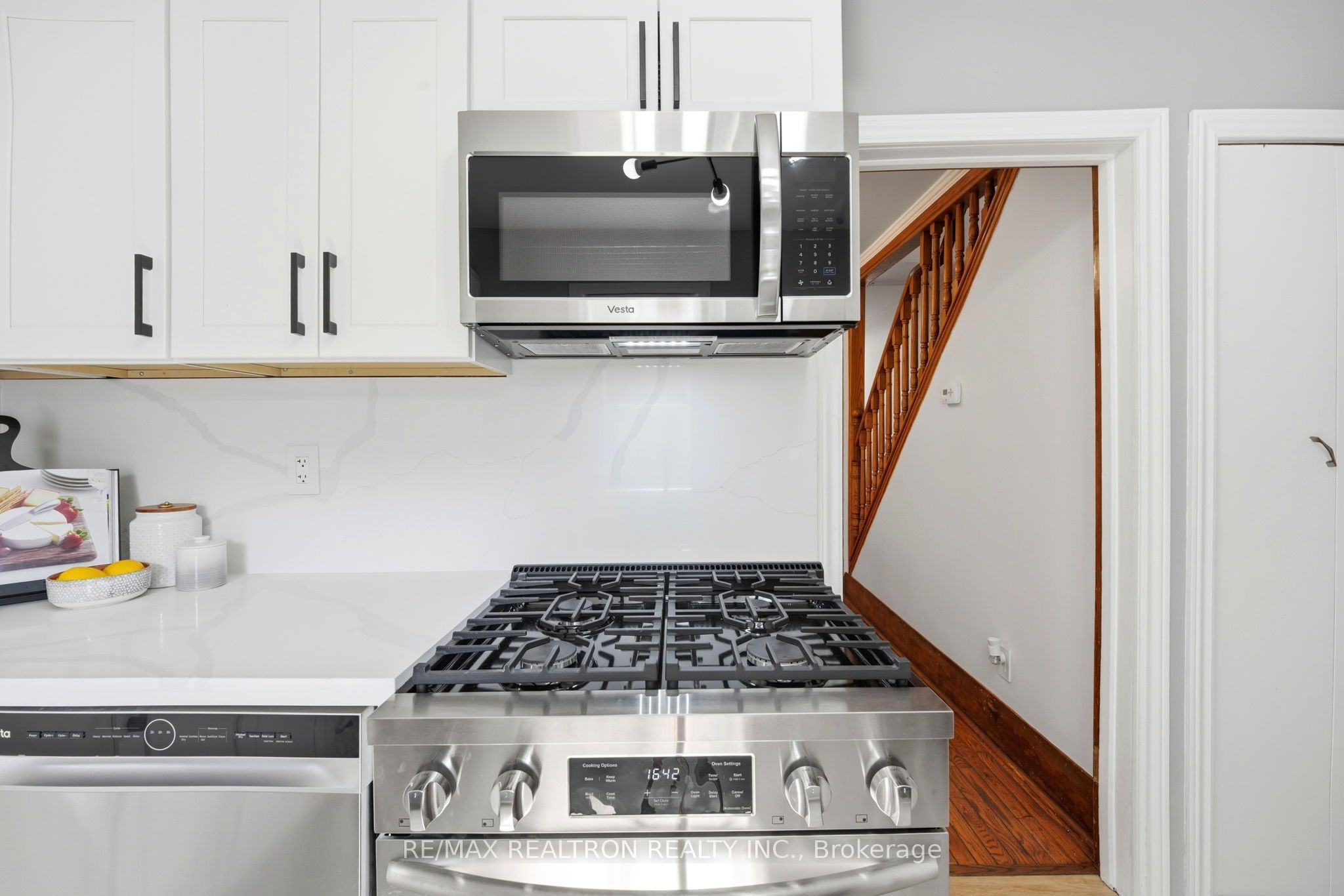 1056 Woodbine Avenue W Property Photo 10
