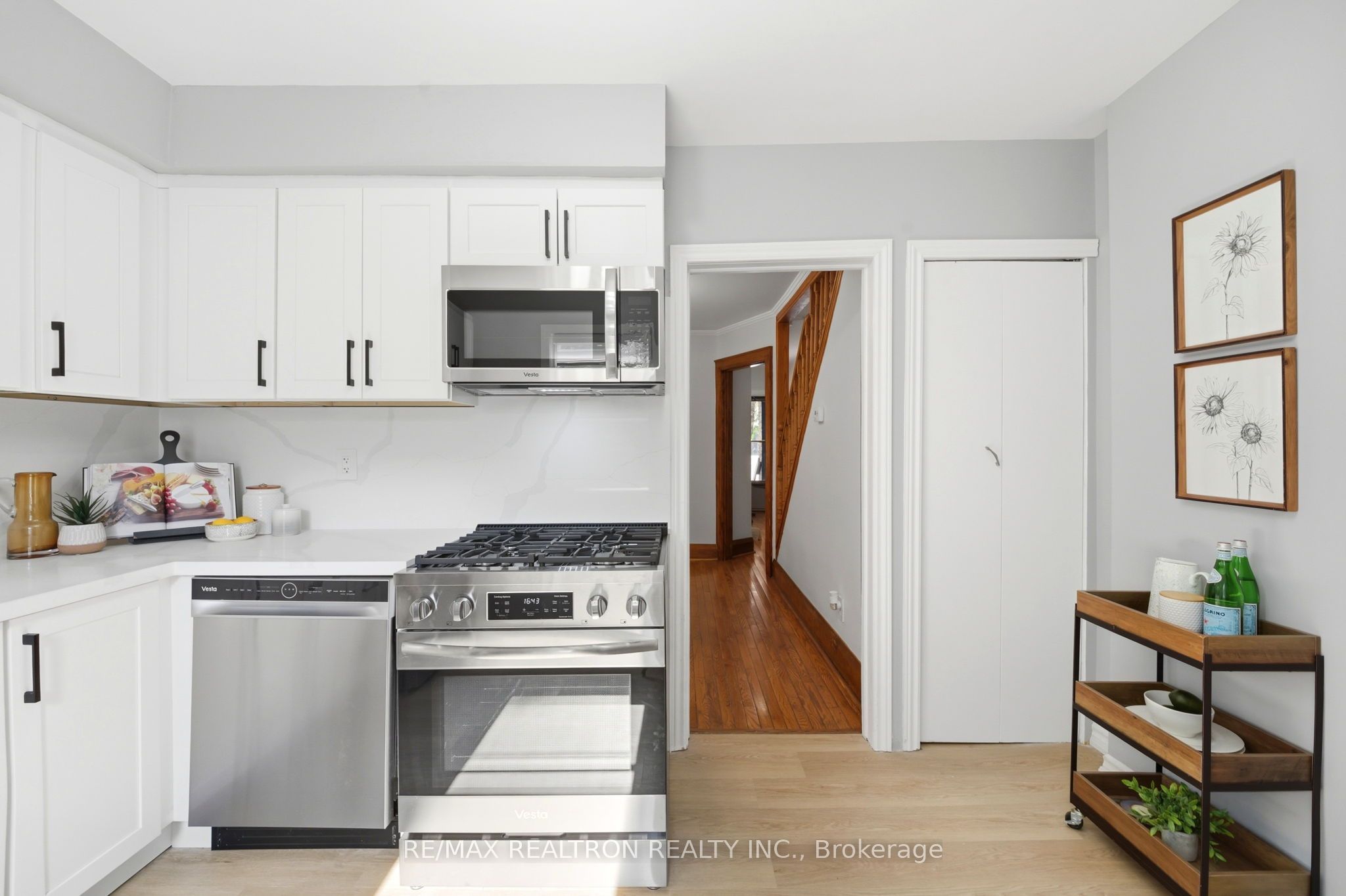 1056 Woodbine Avenue W Property Photo 11