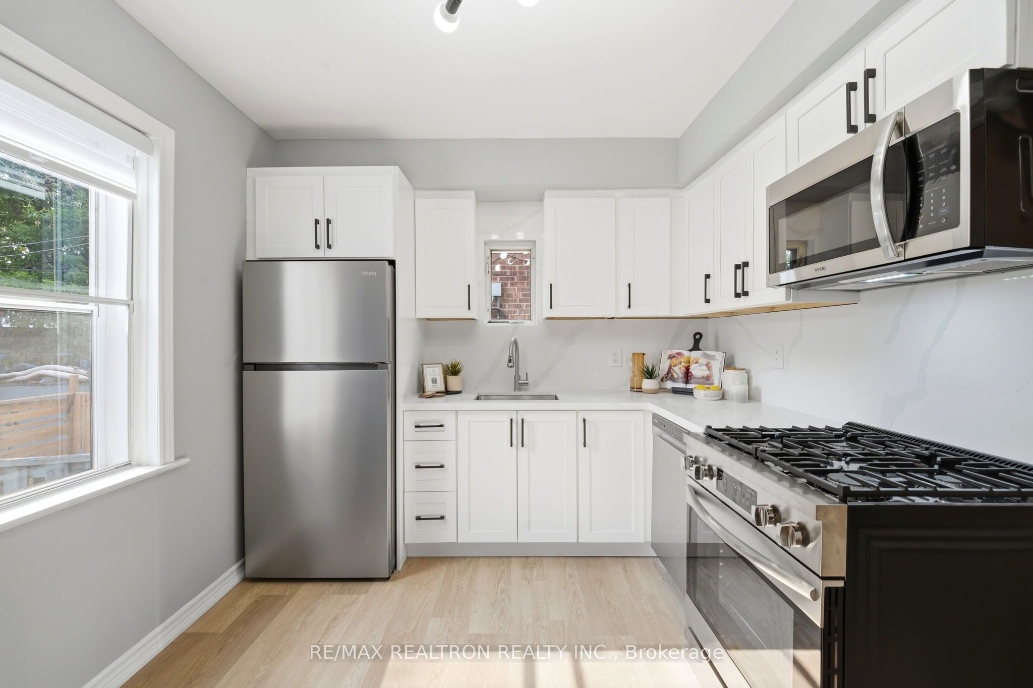 1056 Woodbine Avenue W Property Photo 12