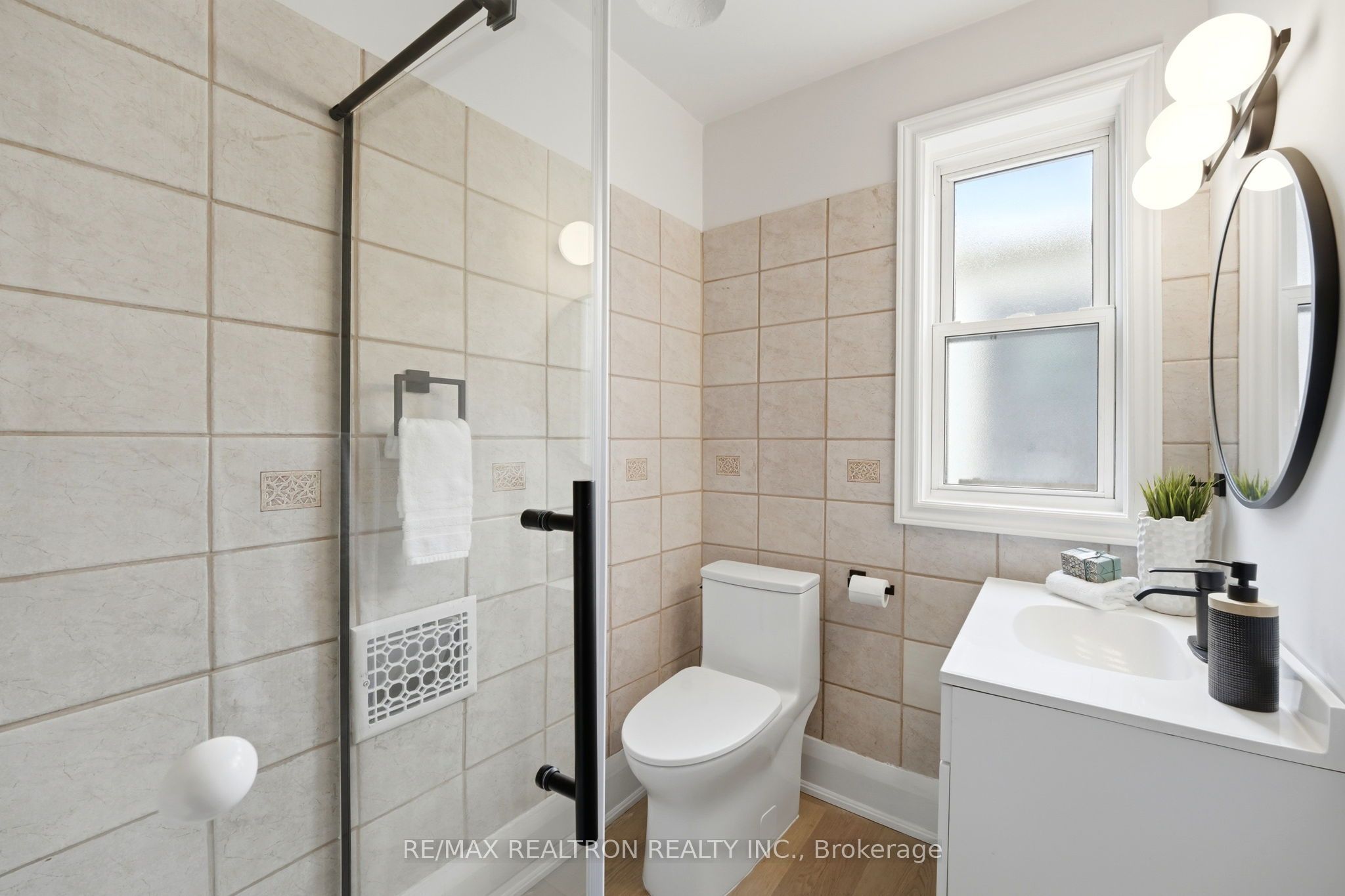 1056 Woodbine Avenue W Property Photo 24