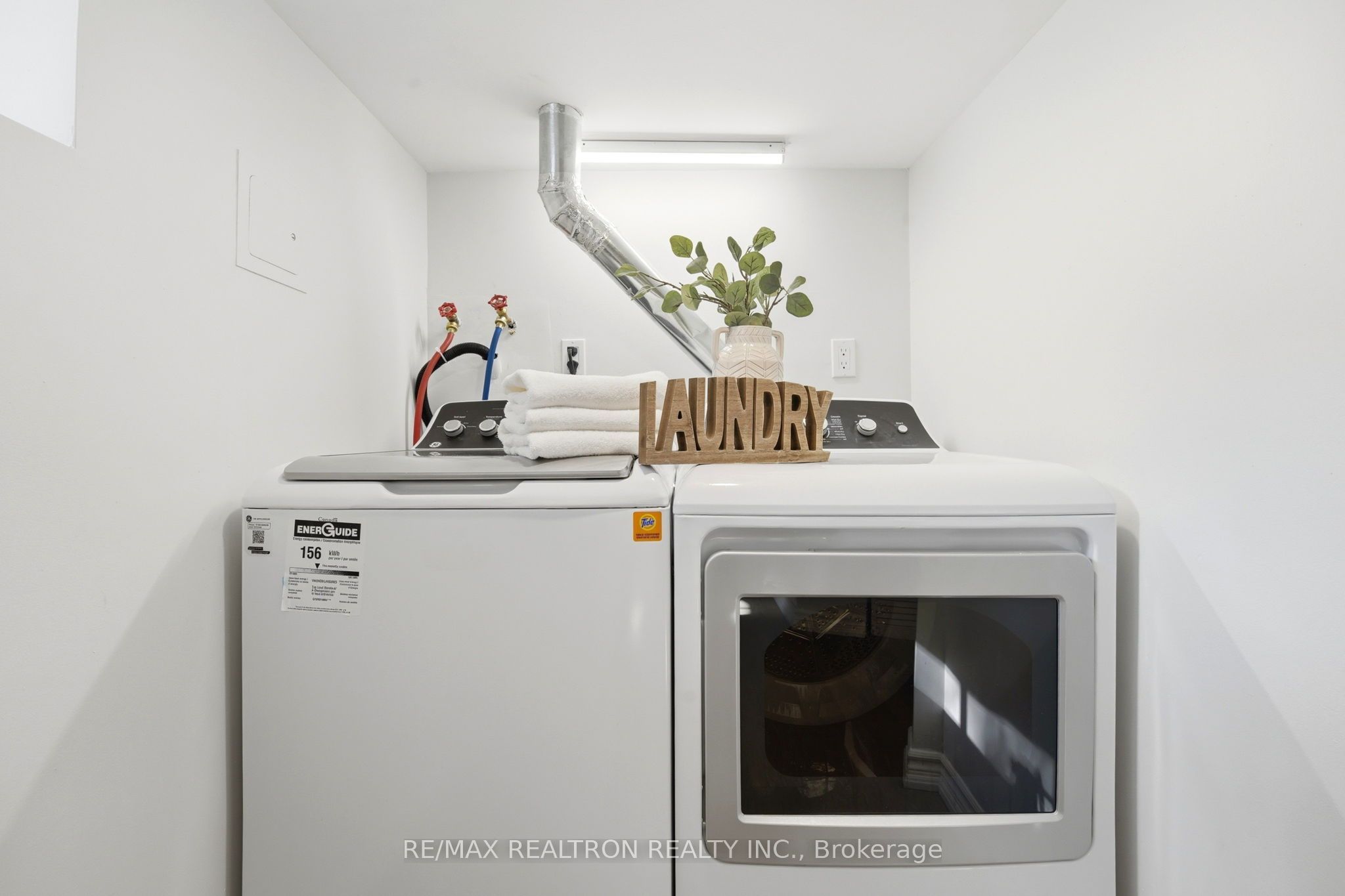 1056 Woodbine Avenue W Property Photo 31