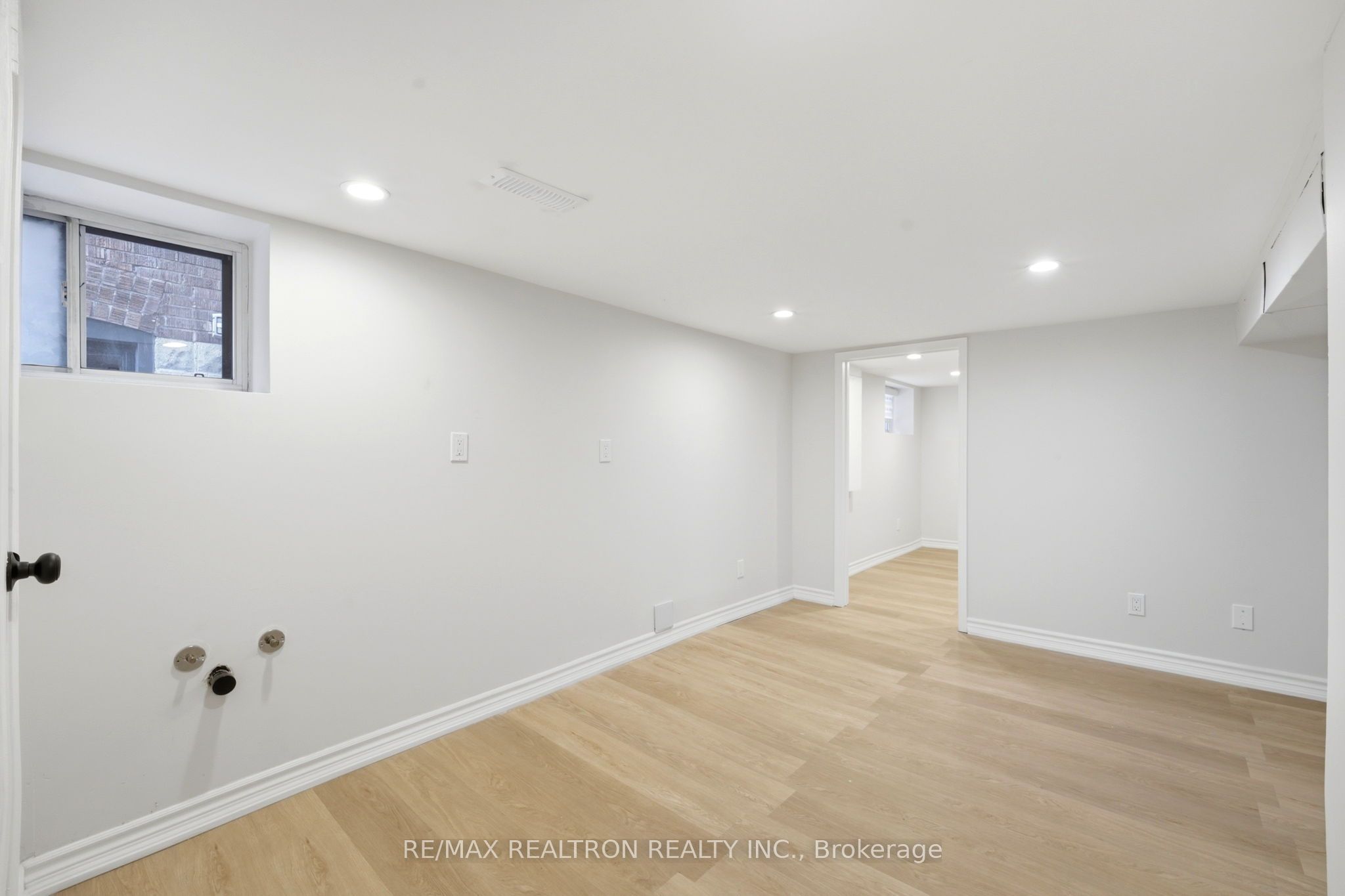1056 Woodbine Avenue W Property Photo 32