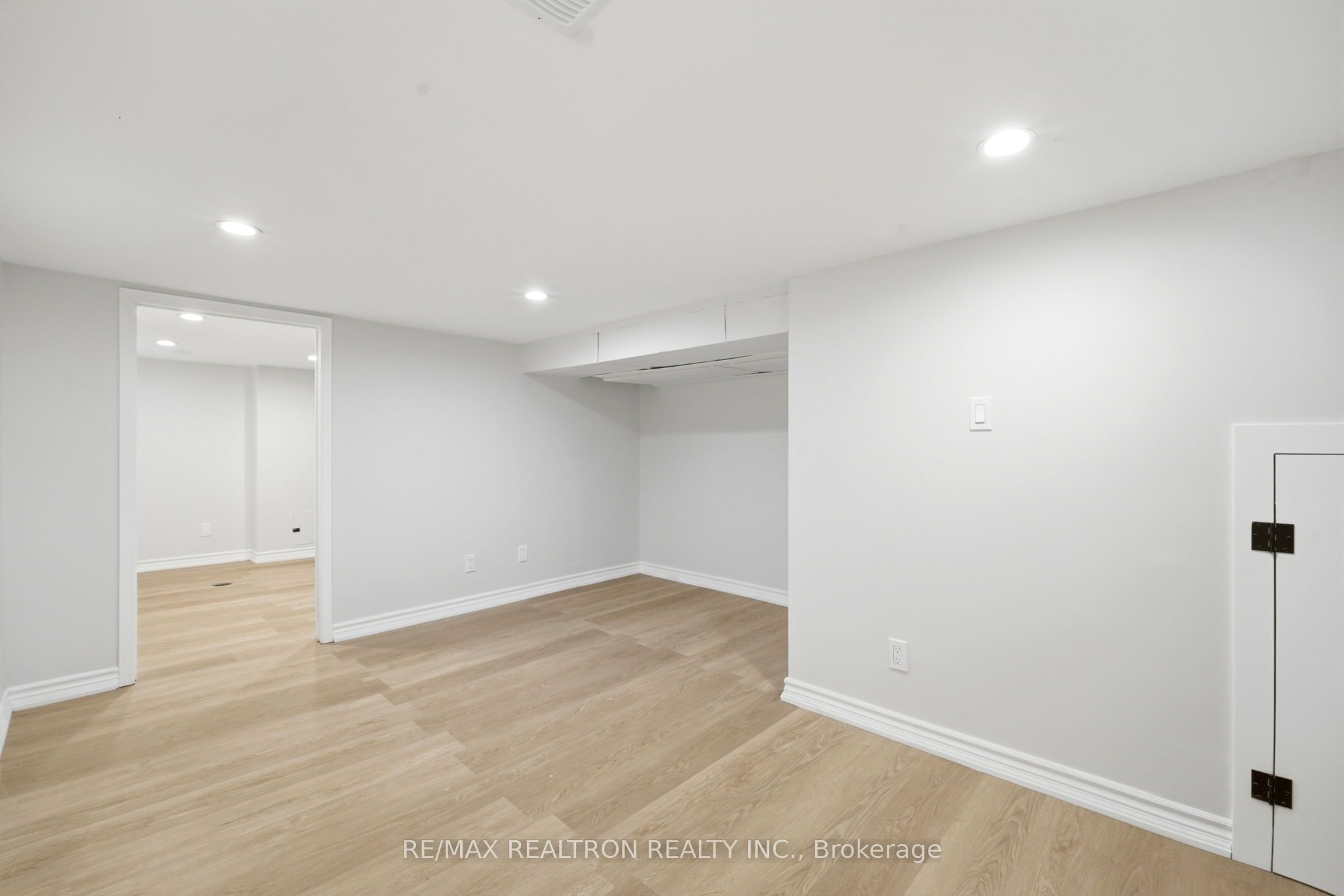 1056 Woodbine Avenue W Property Photo 33