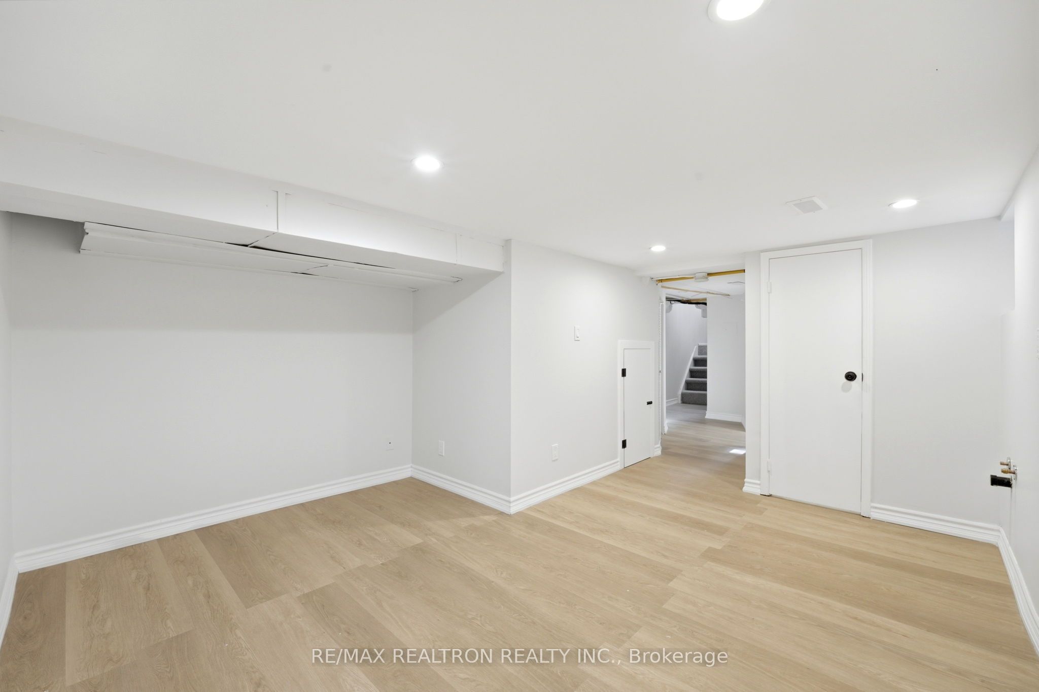 1056 Woodbine Avenue W Property Photo 34
