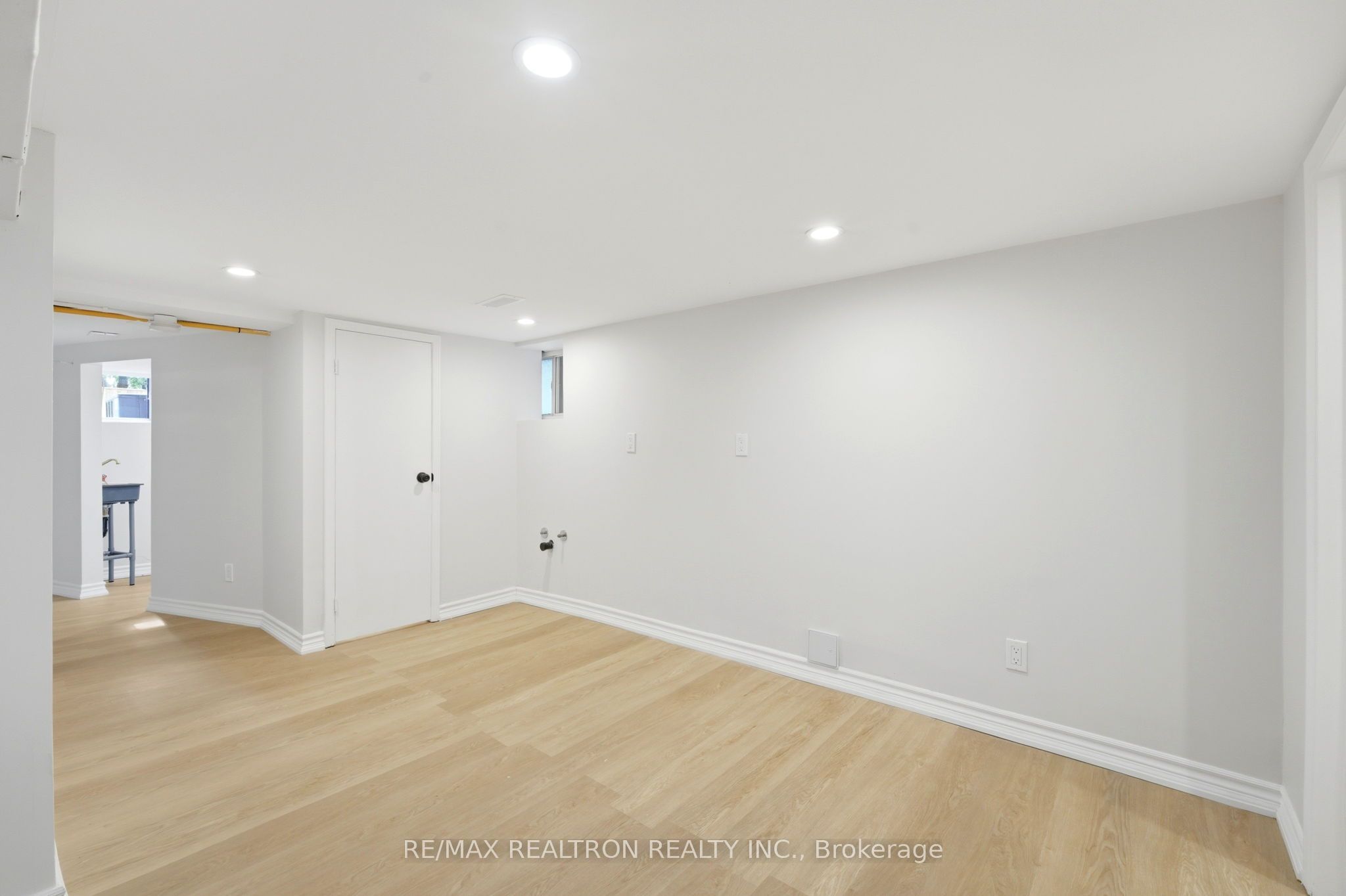 1056 Woodbine Avenue W Property Photo 35