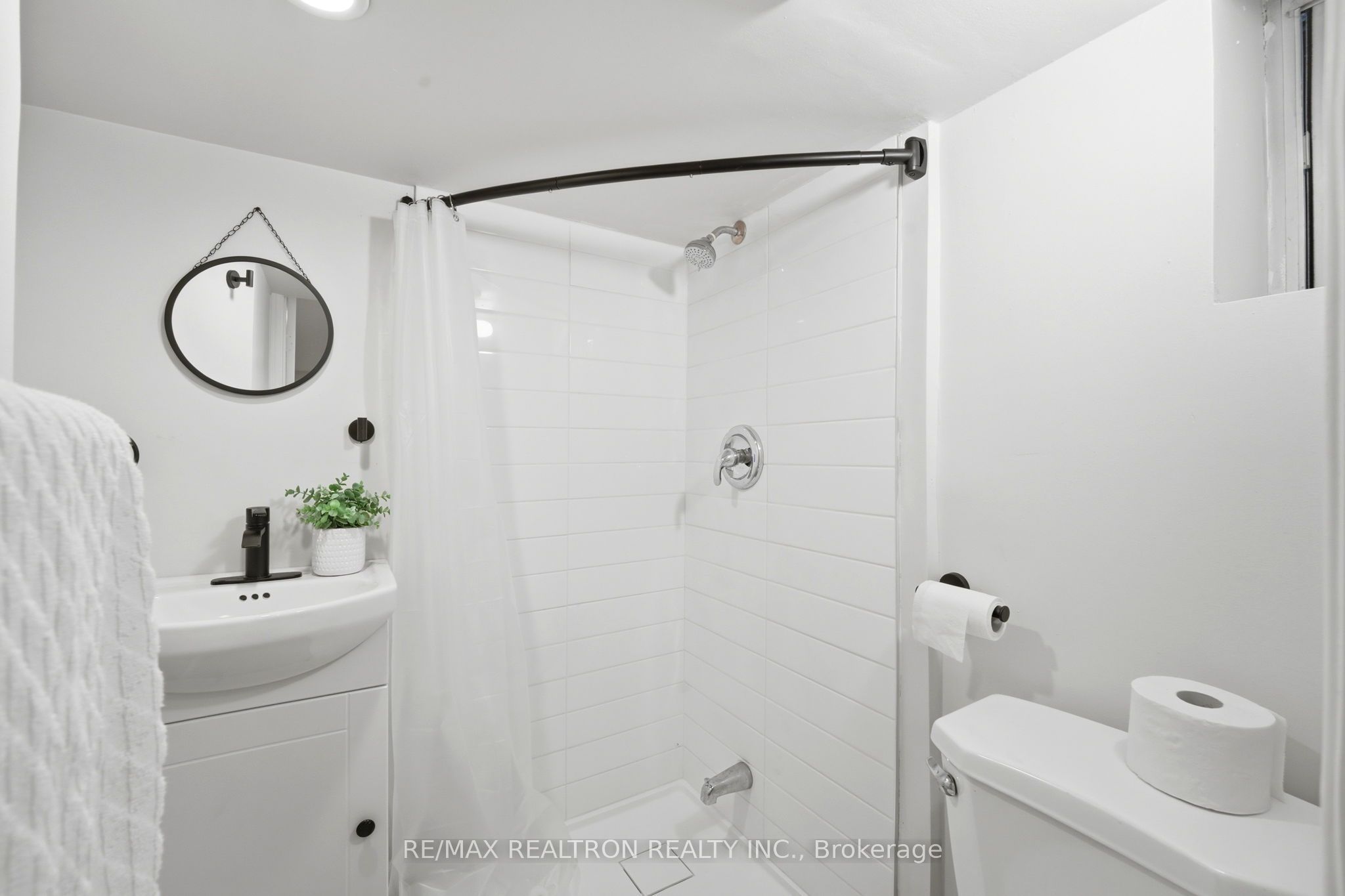 1056 Woodbine Avenue W Property Photo 37