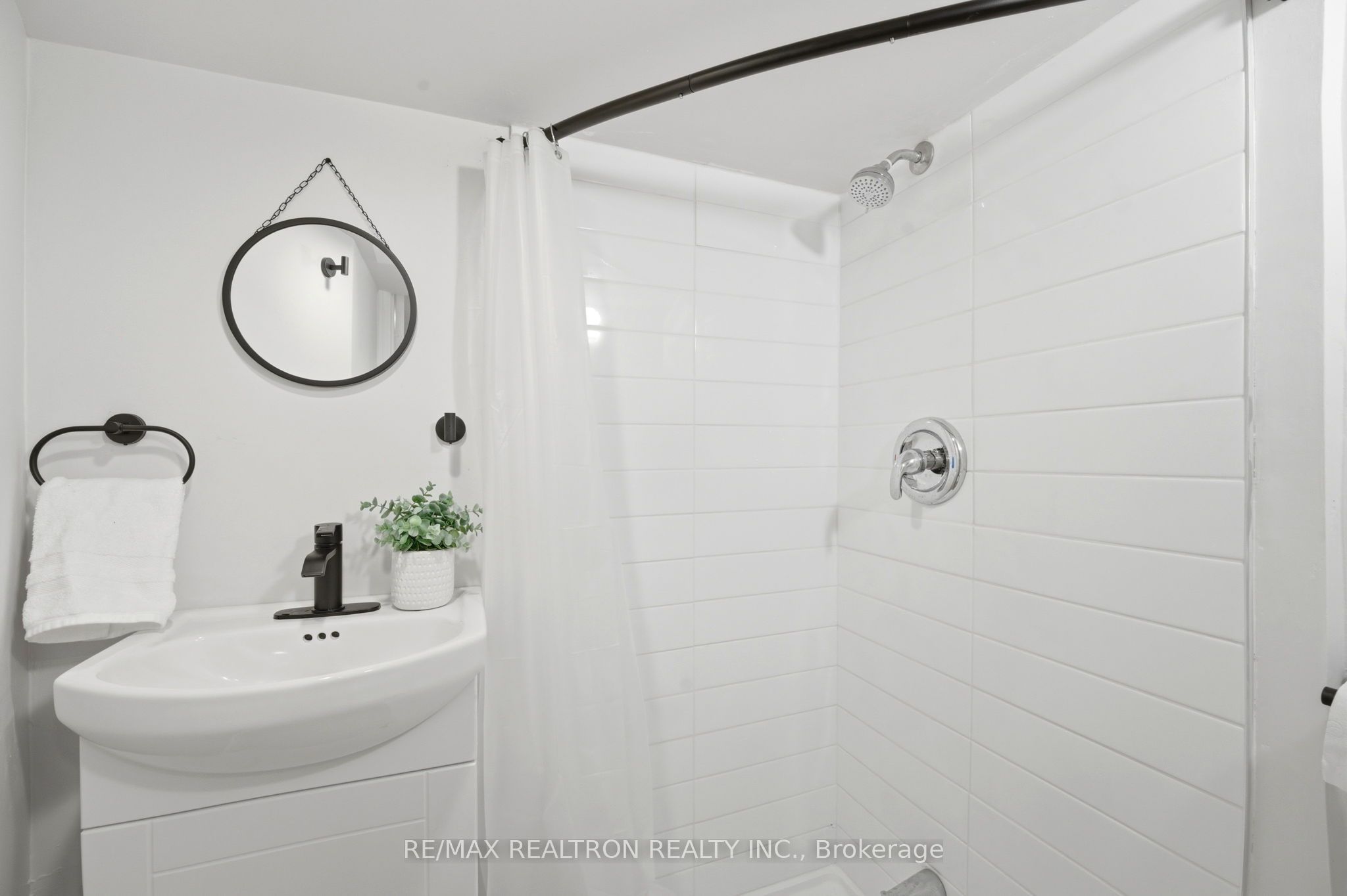 1056 Woodbine Avenue W Property Photo 38