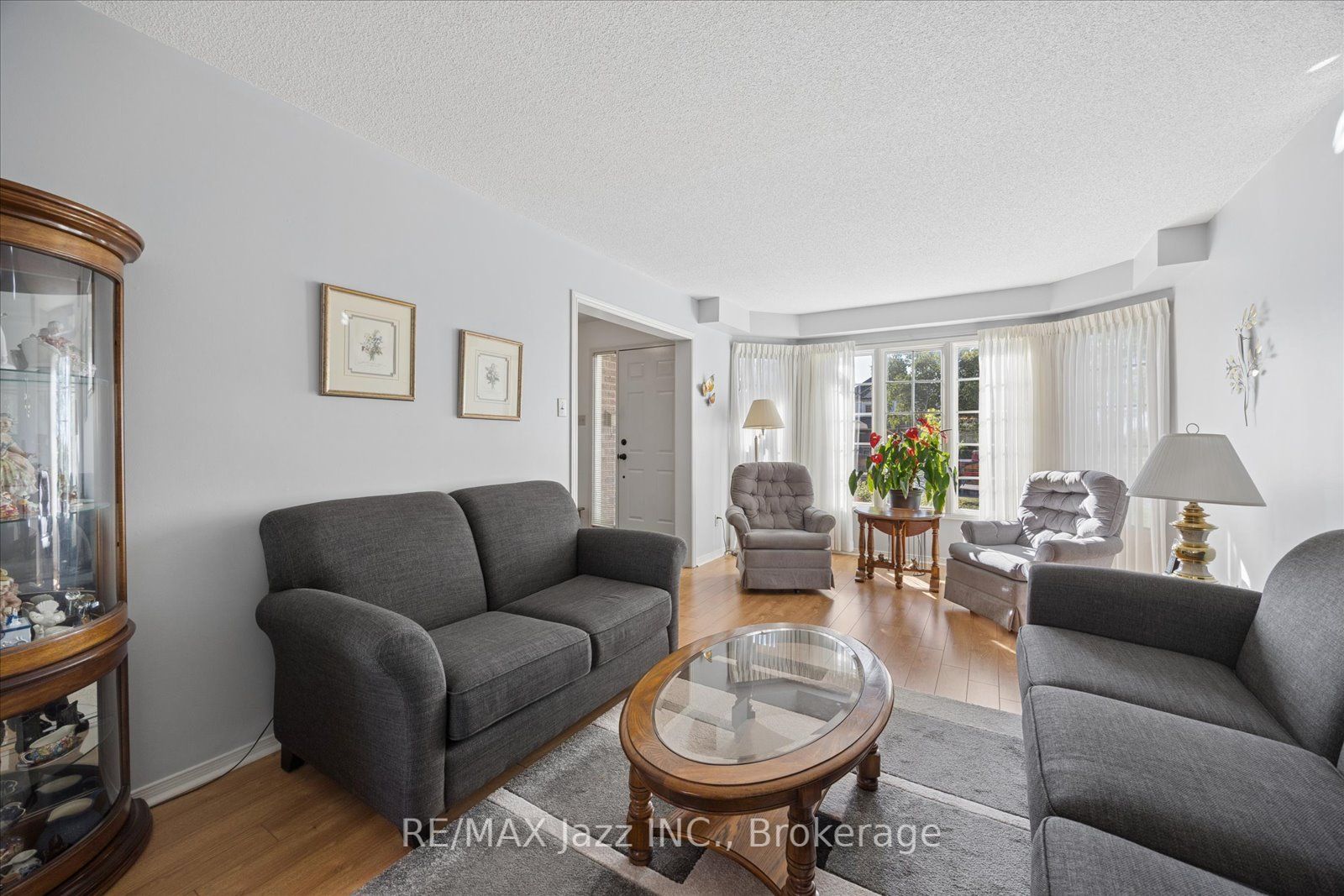 894 Grandview Street N Property Photo 6