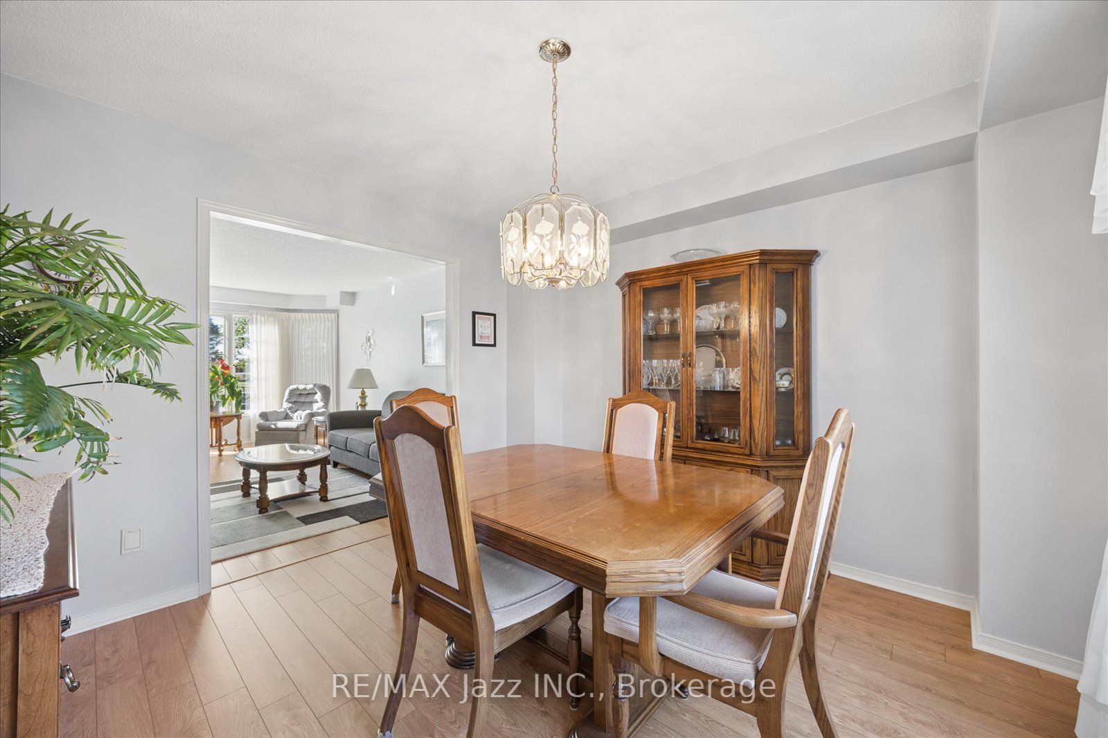 894 Grandview Street N Property Photo 8