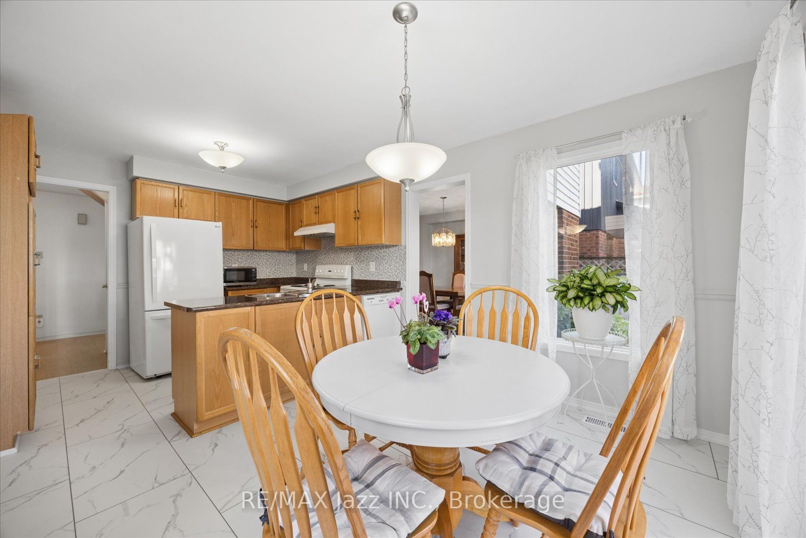 894 Grandview Street N Property Photo 10