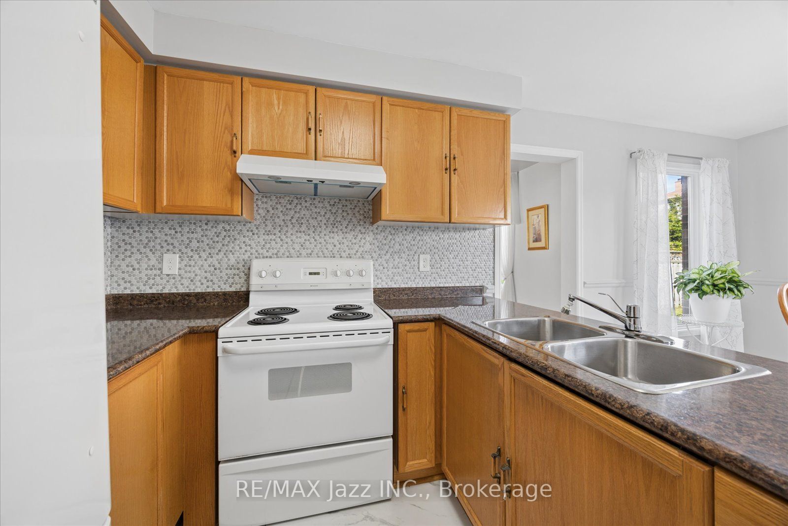 894 Grandview Street N Property Photo 11