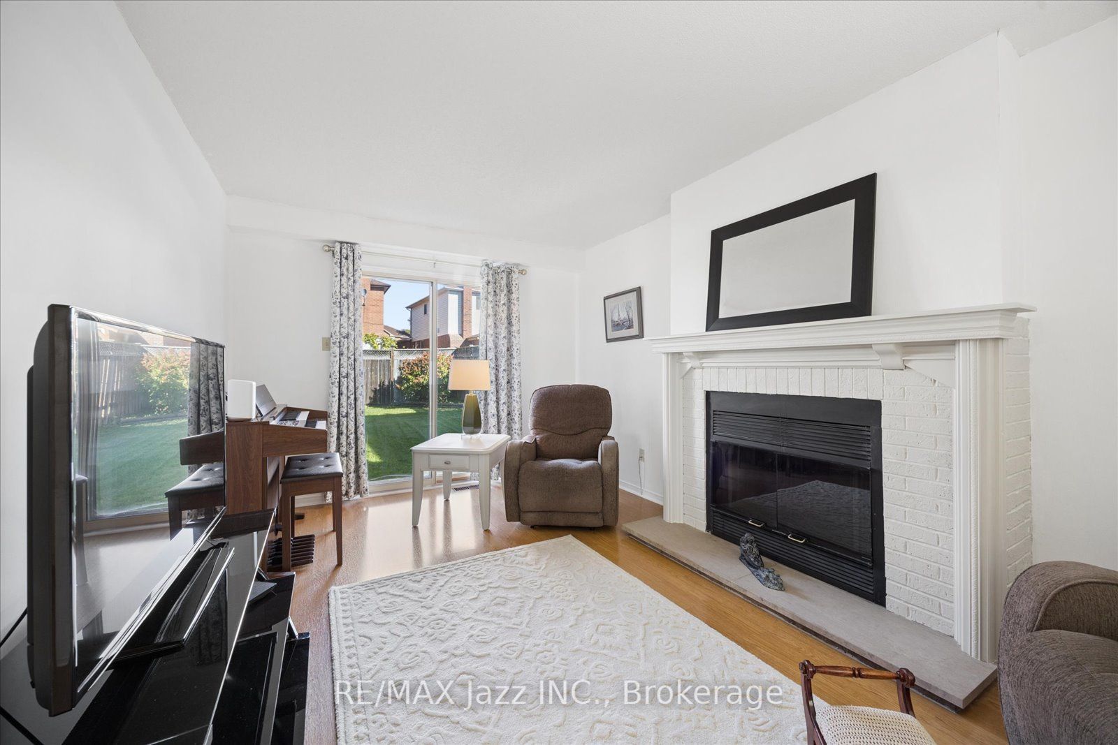 894 Grandview Street N Property Photo 13