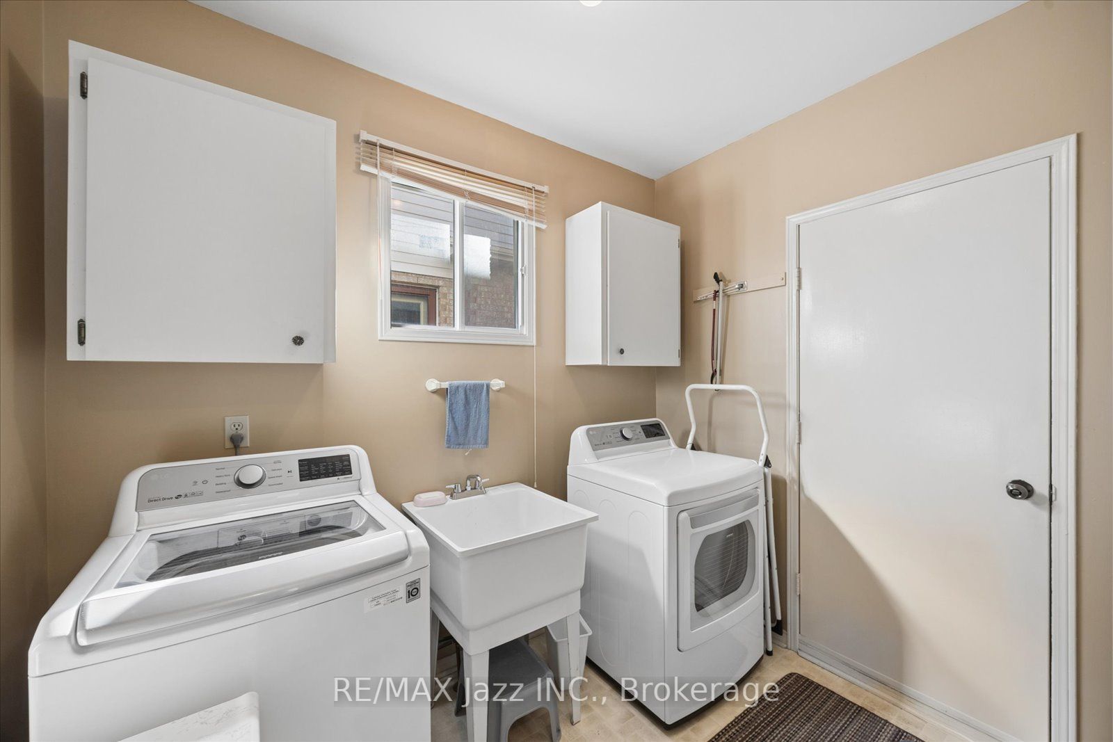 894 Grandview Street N Property Photo 15