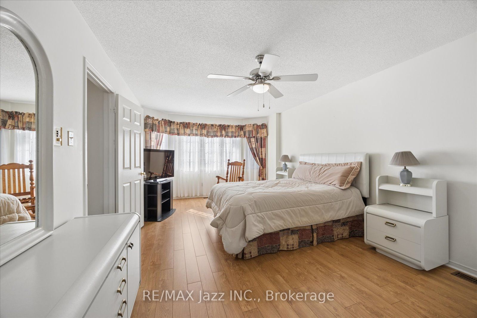 894 Grandview Street N Property Photo 17