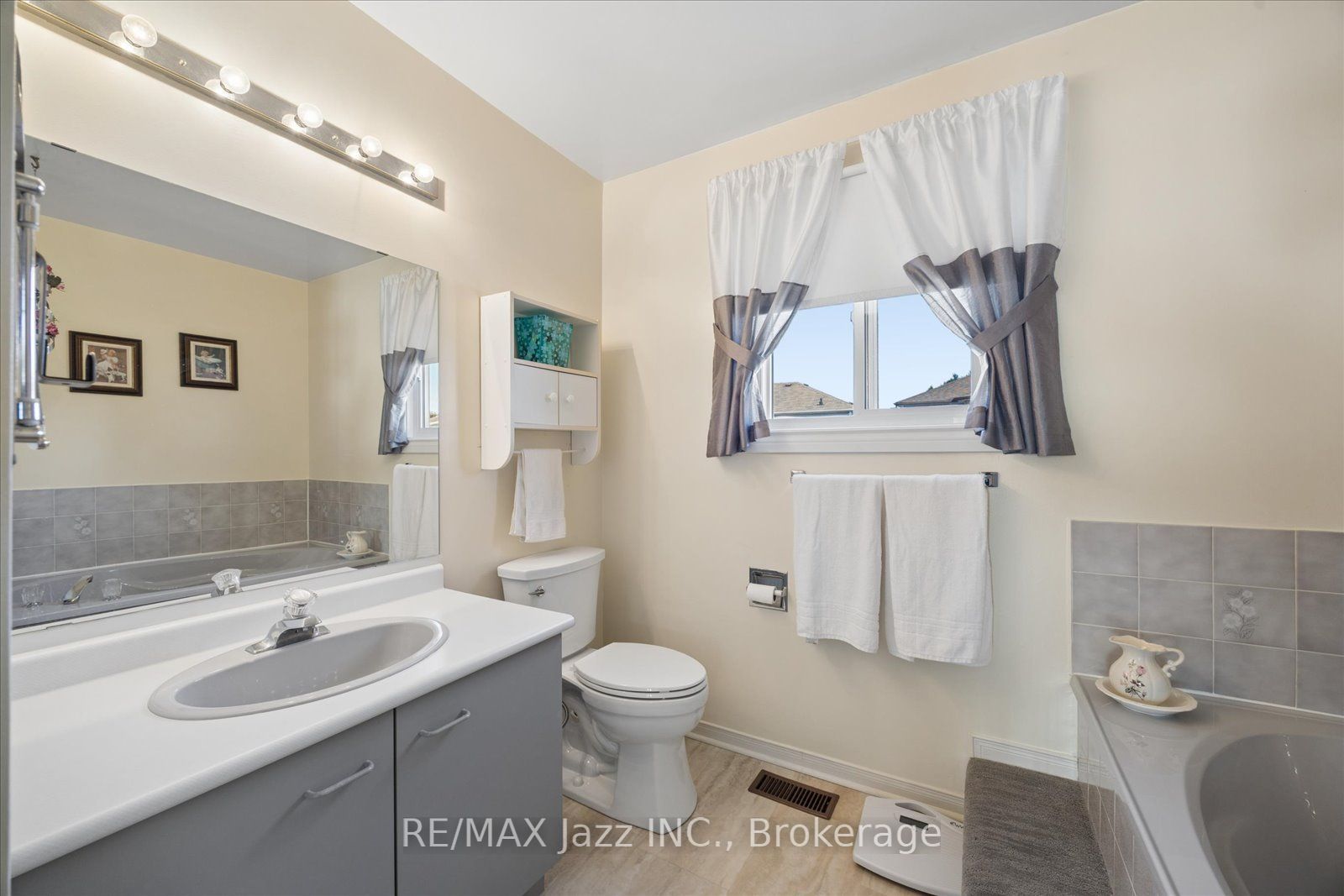 894 Grandview Street N Property Photo 19