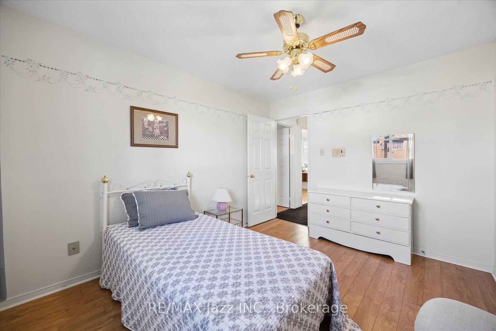 894 Grandview Street N Property Photo 20