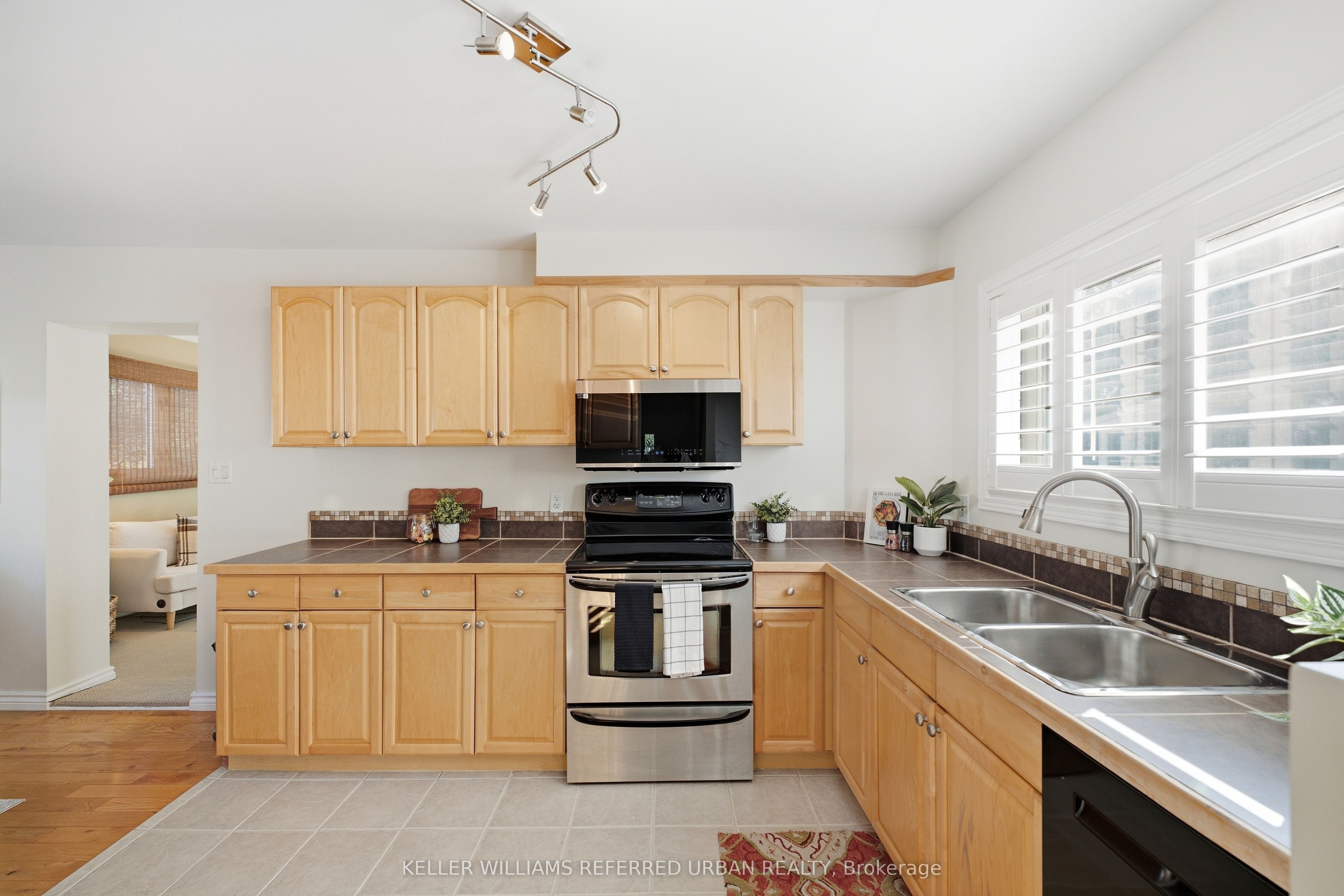 569 Masson Street Property Photo 4