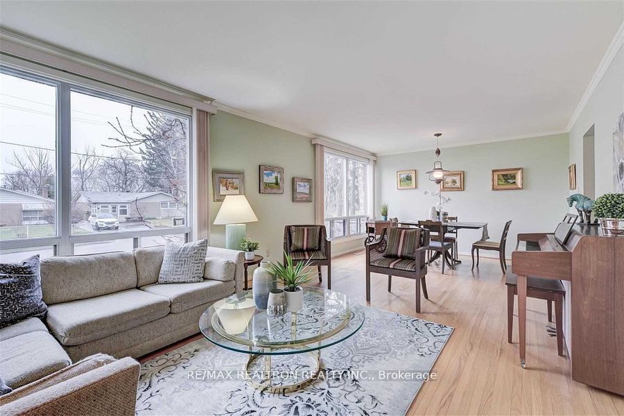 255 Confederation Drive Property Photo 2