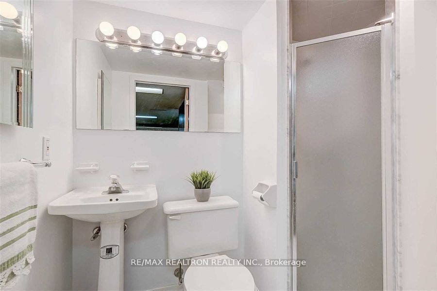 255 Confederation Drive Property Photo 6