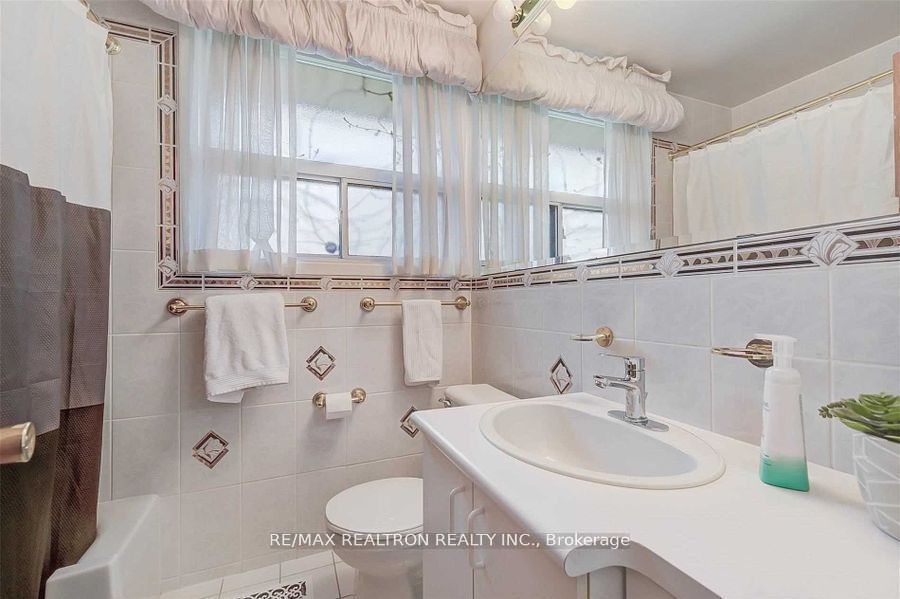 255 Confederation Drive Property Photo 8