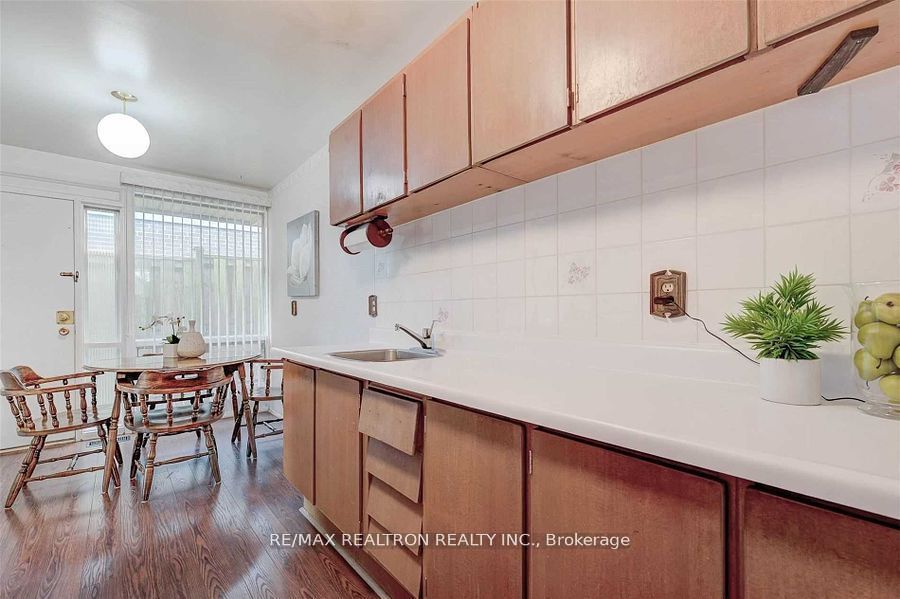 255 Confederation Drive Property Photo 12