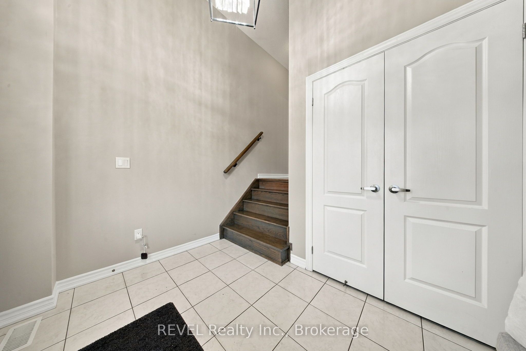 1901 Don White Court Property Photo 5