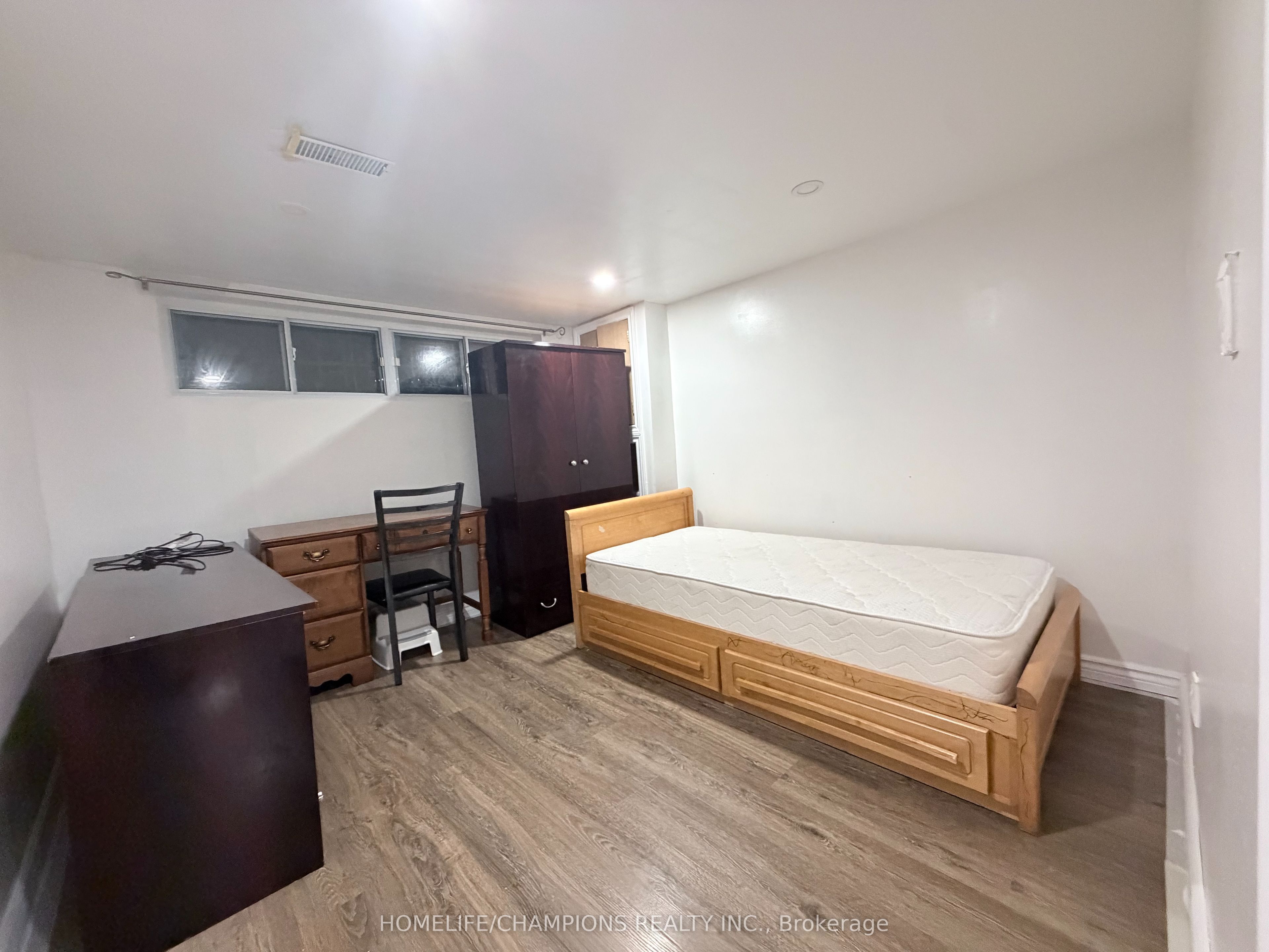 978 Warden Avenue Property Photo 4