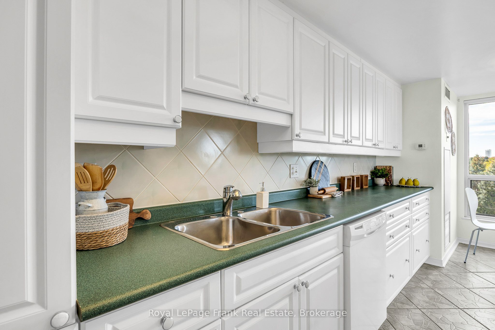 712 Rossland Road E 602 Property Photo 16