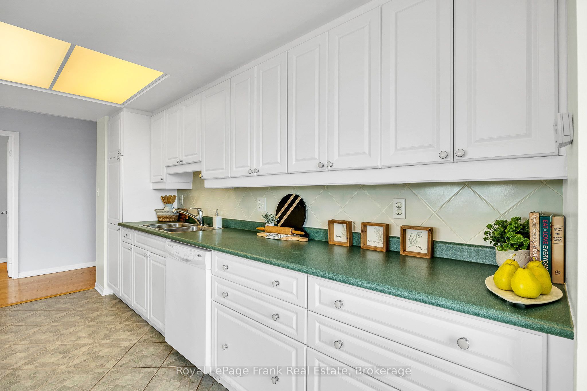 712 Rossland Road E 602 Property Photo 17