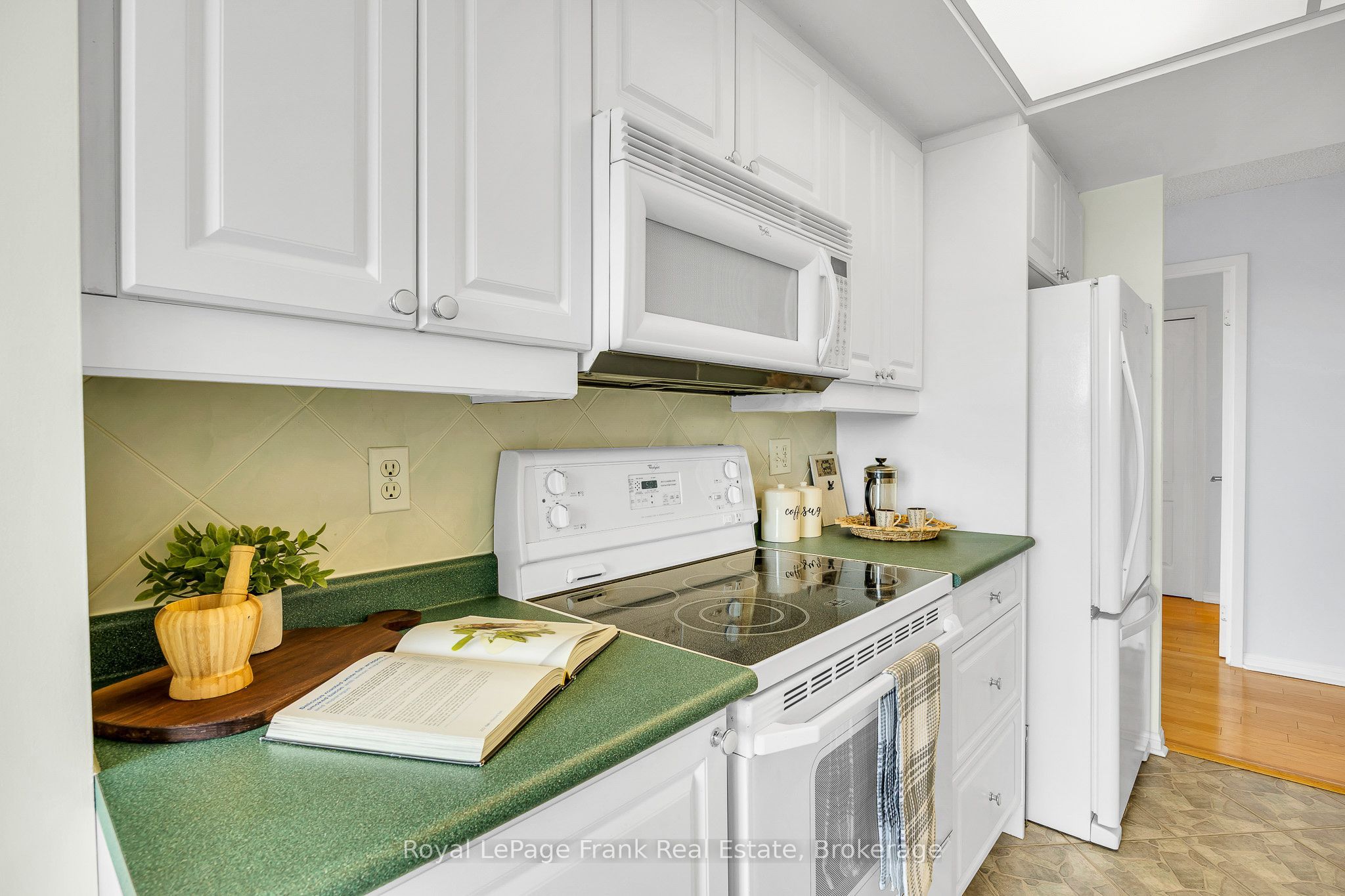 712 Rossland Road E 602 Property Photo 18