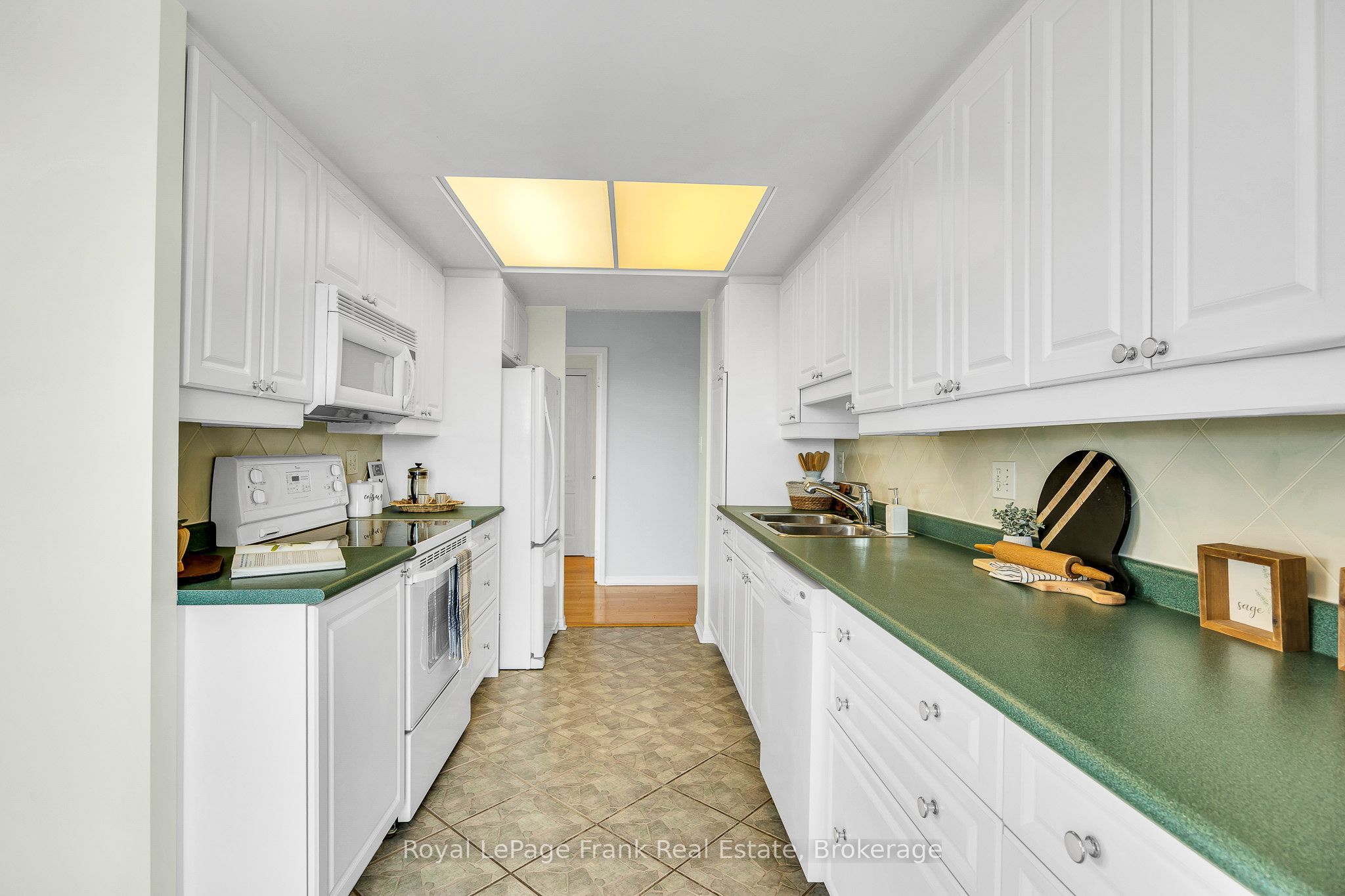 712 Rossland Road E 602 Property Photo 19