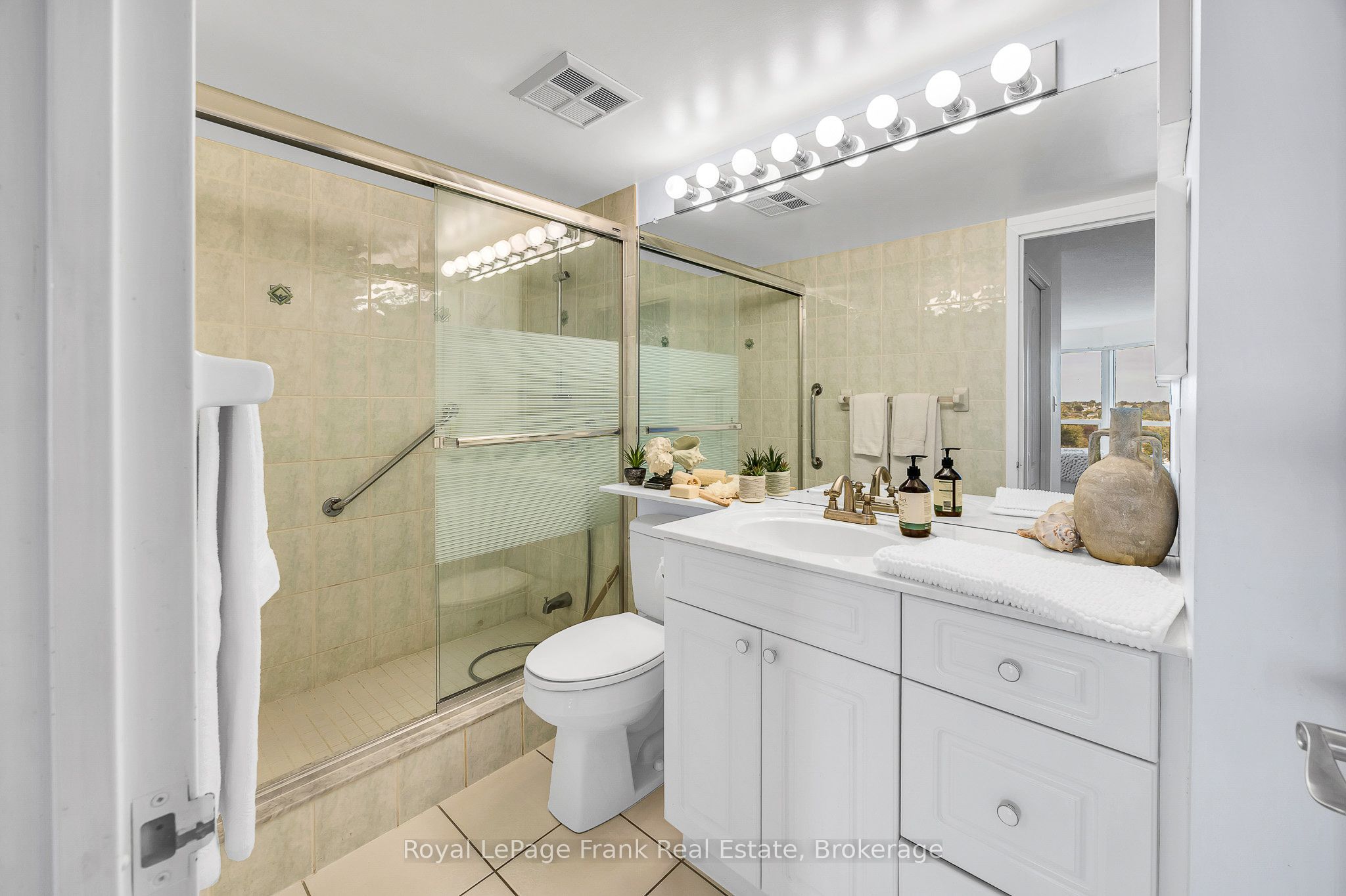 712 Rossland Road E 602 Property Photo 25