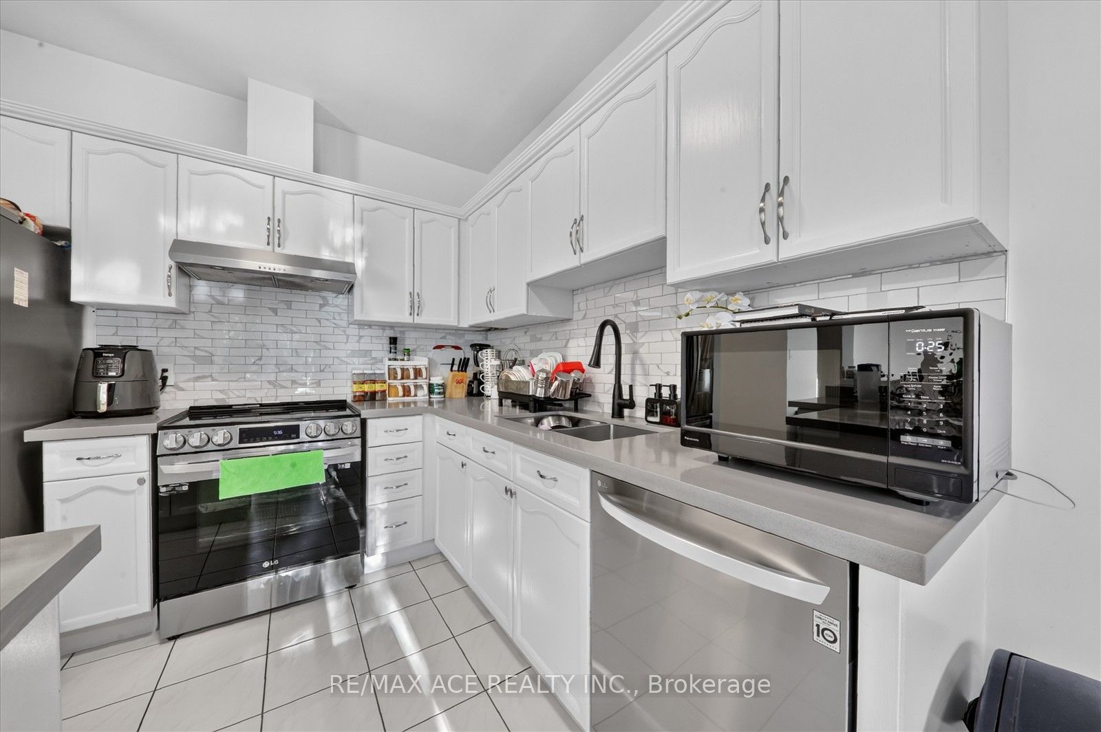 1446 Sandhurst Crescent Property Photo 17
