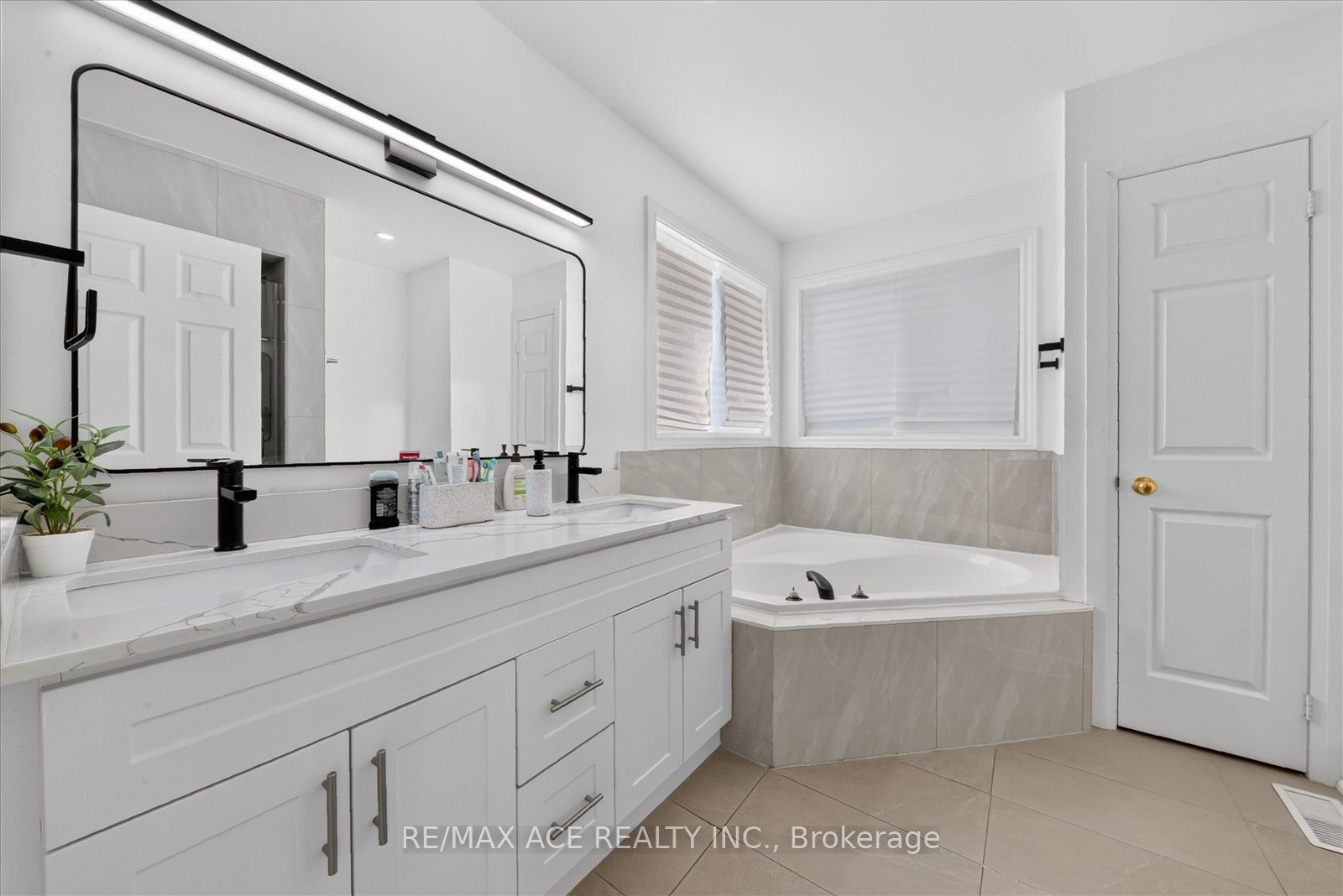 1446 Sandhurst Crescent Property Photo 24