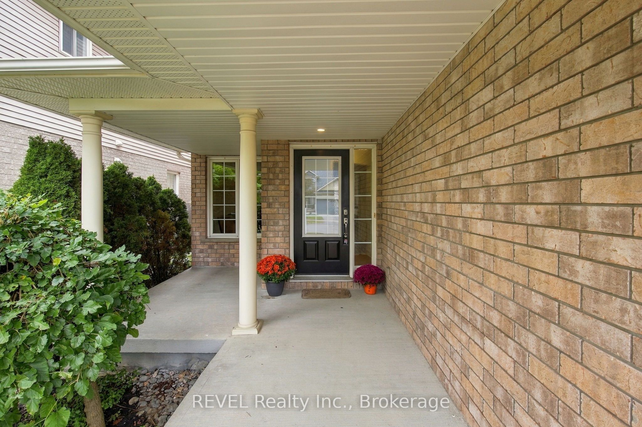 2097 Stornoway Street Property Photo 3