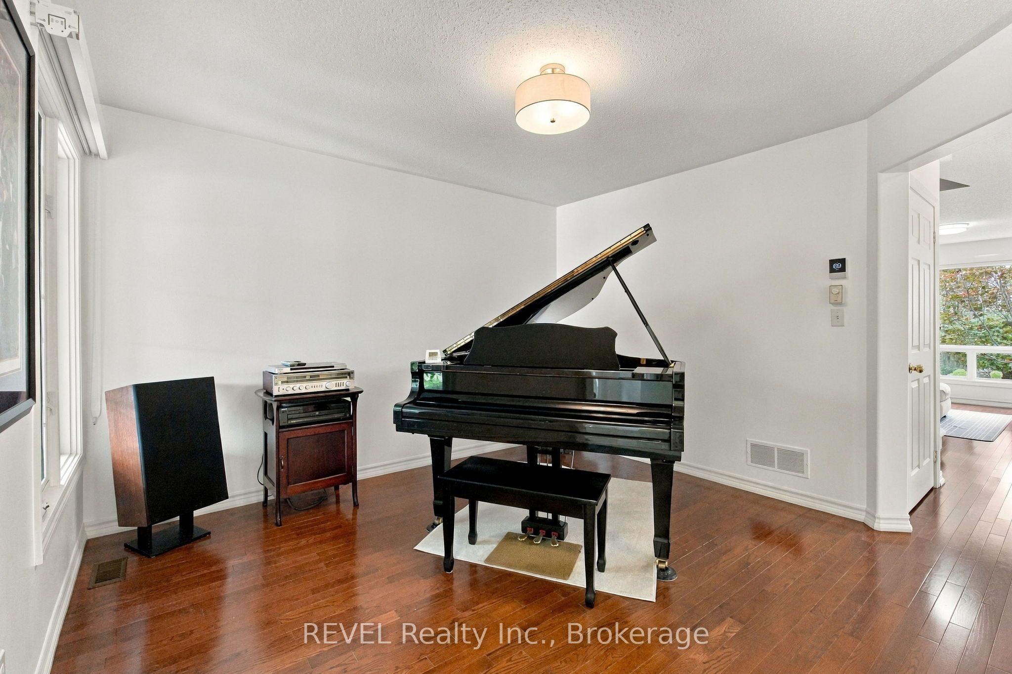 2097 Stornoway Street Property Photo 7