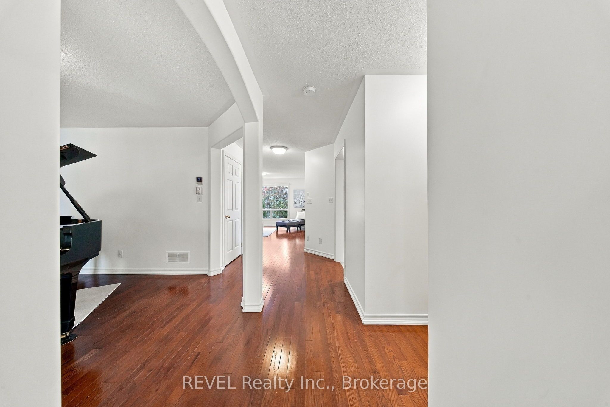 2097 Stornoway Street Property Photo 8