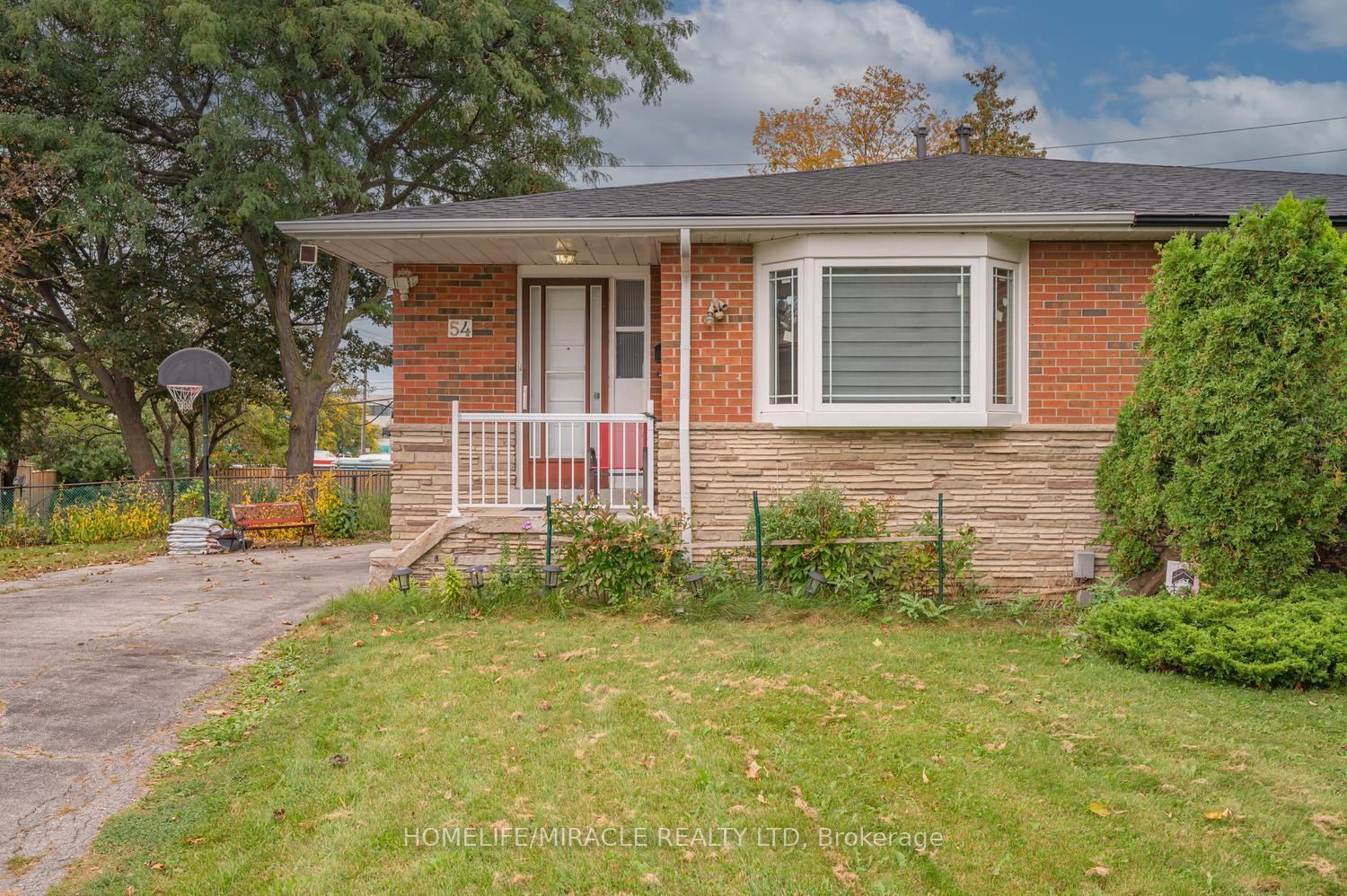 54 Sunderland Crescent Property Photo 1
