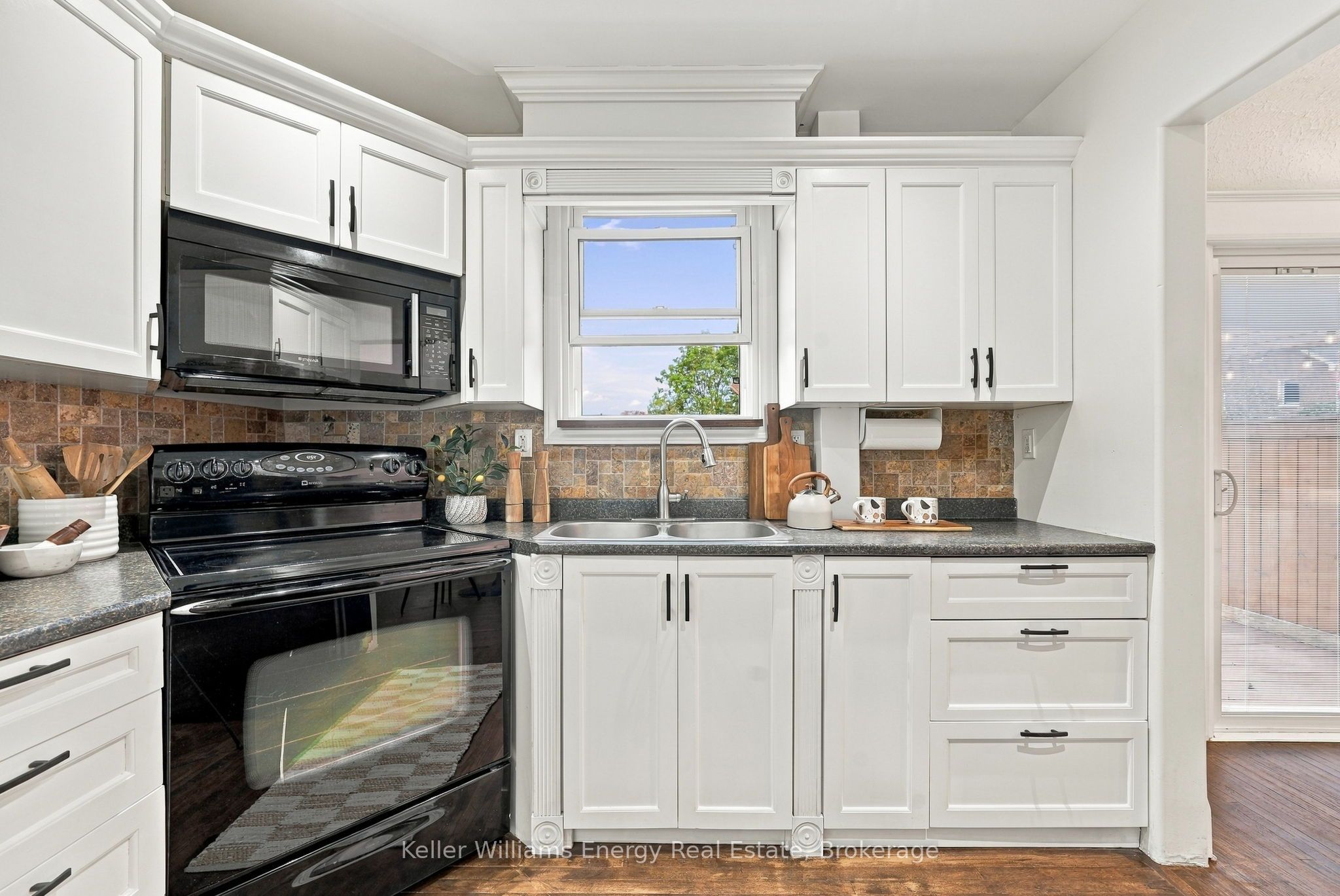 286 Gliddon Avenue Property Photo 4