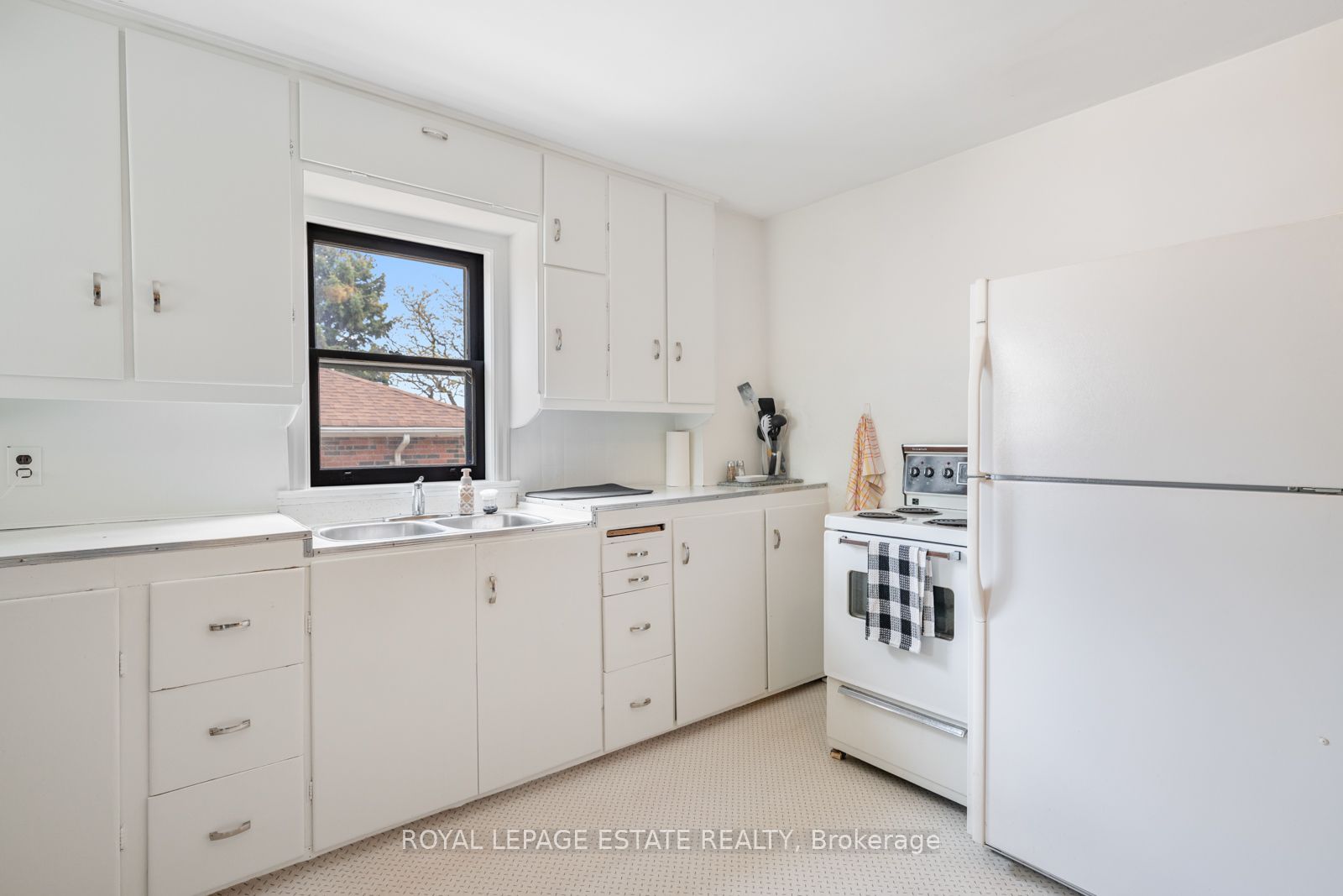601 Pharmacy Avenue Property Photo 9