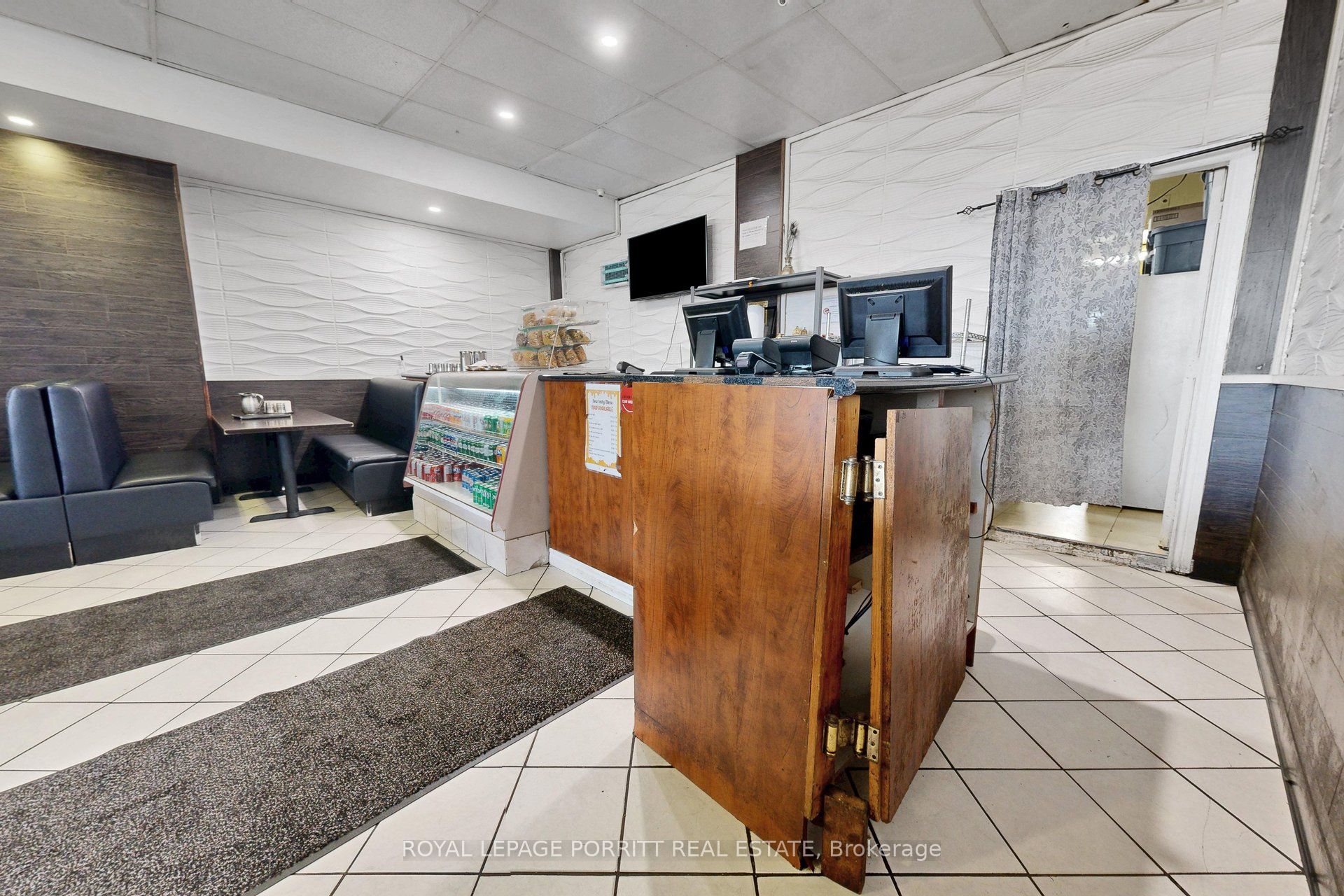 2633 Eglinton Avenue E Property Photo 8