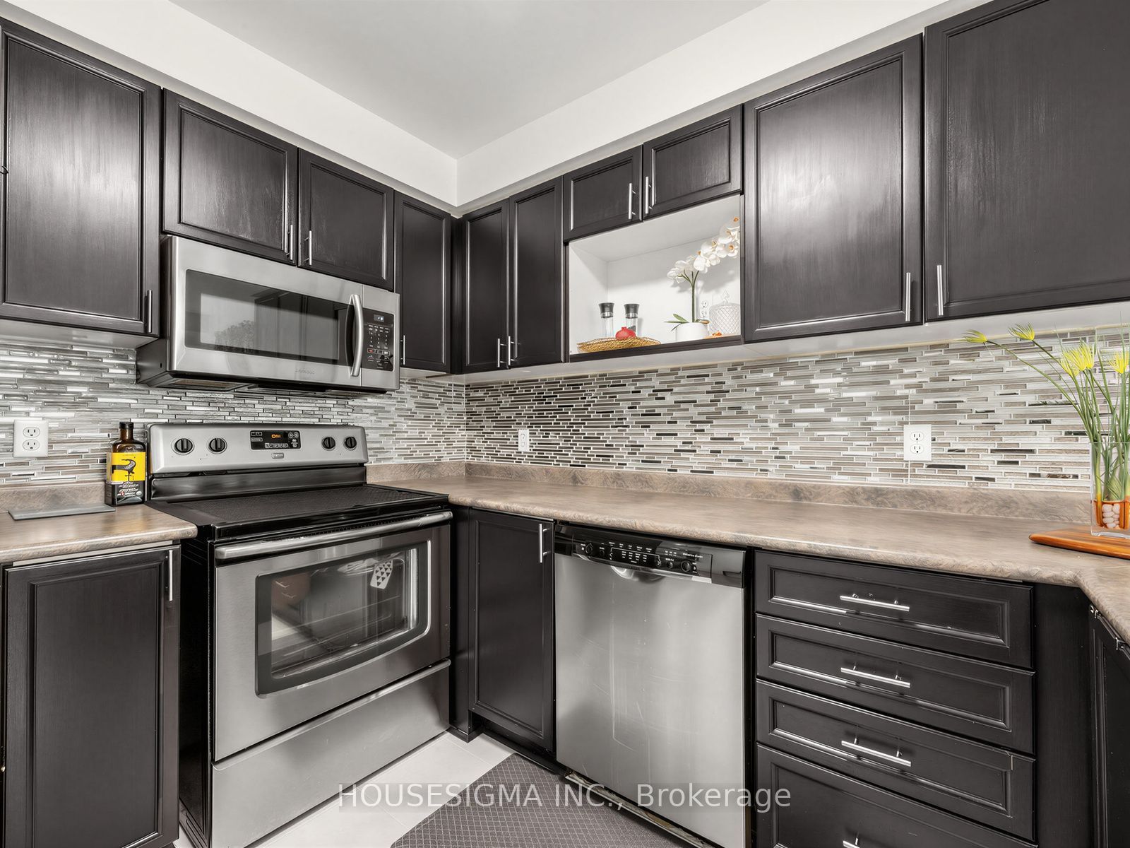 554 Aldershot Drive Property Photo 10