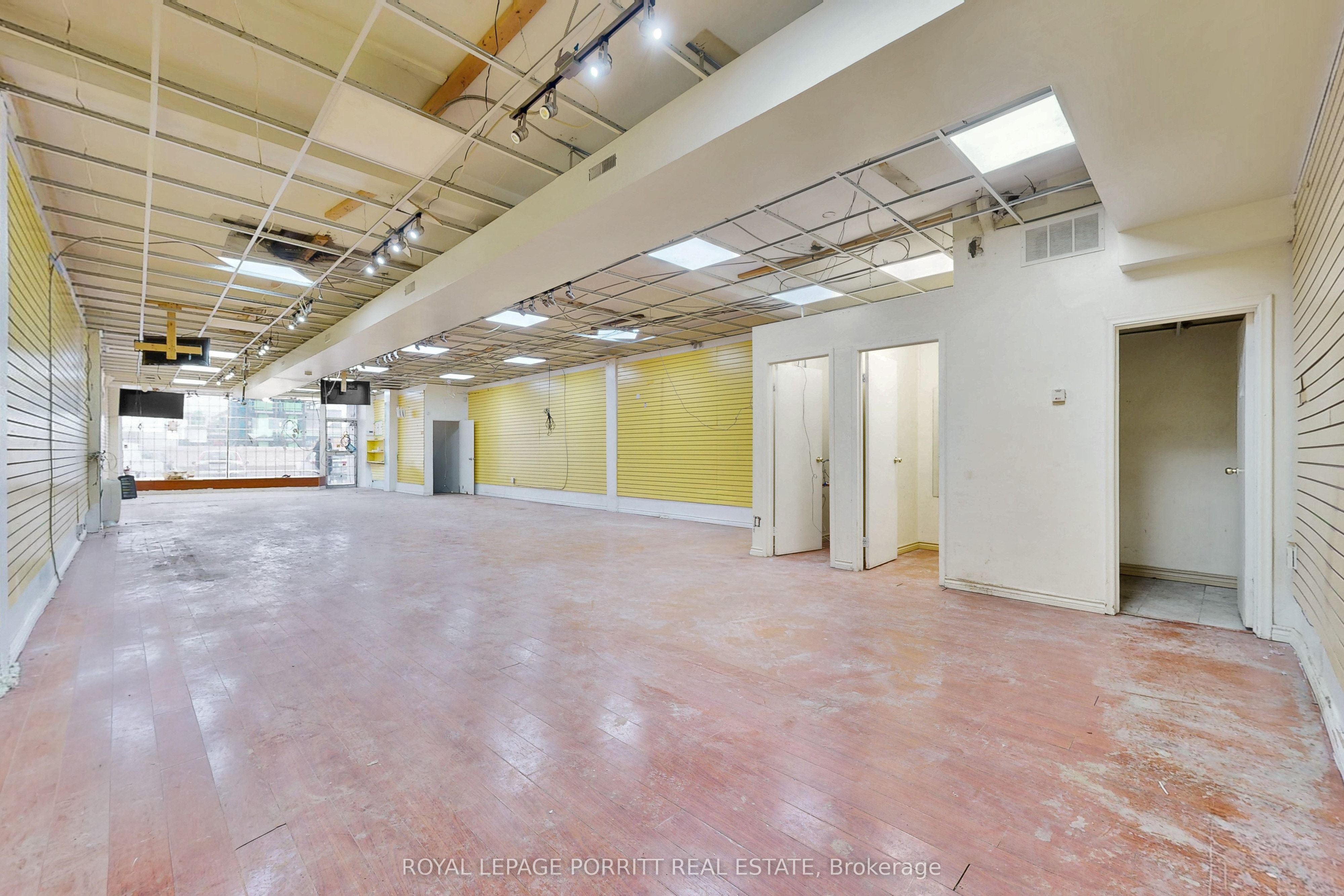 2651 Eglinton Avenue E Store Property Photo 6