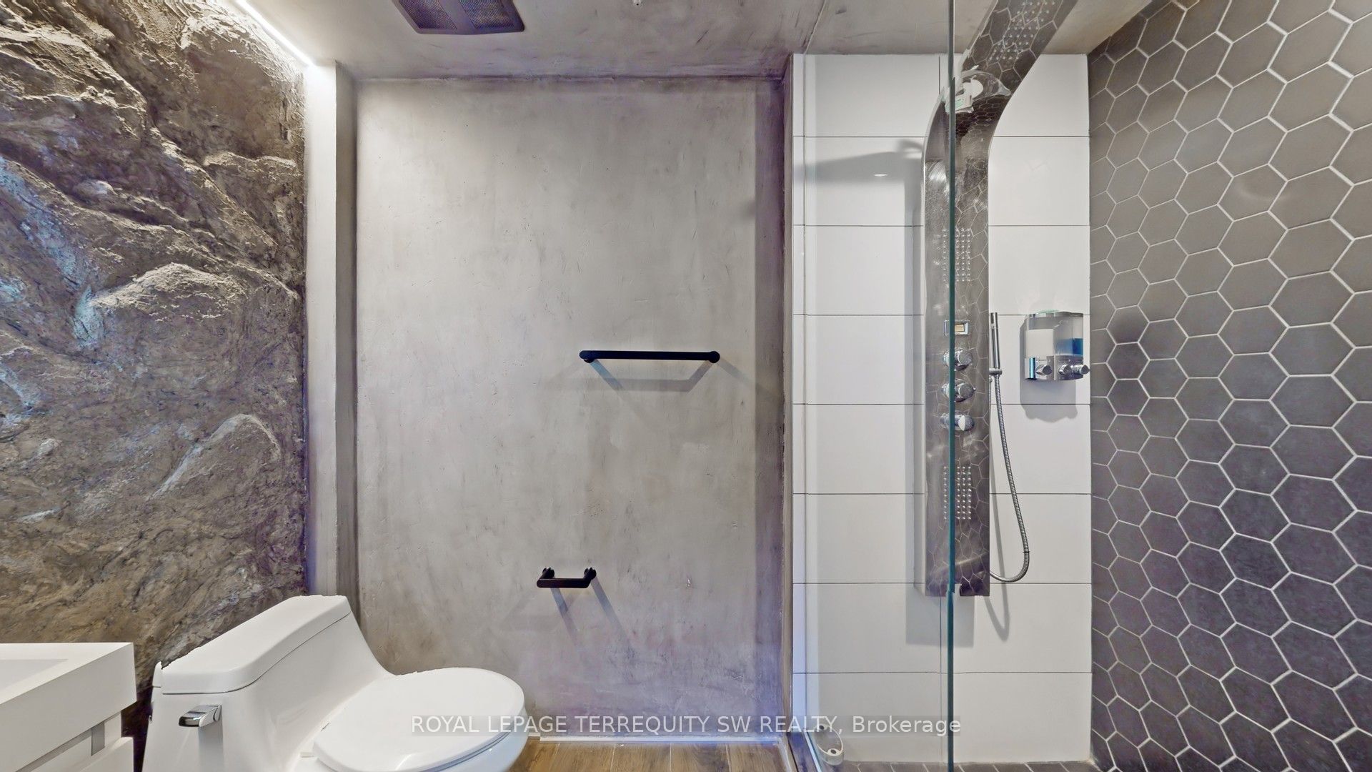 326 Carlaw Avenue 124 Property Photo 15