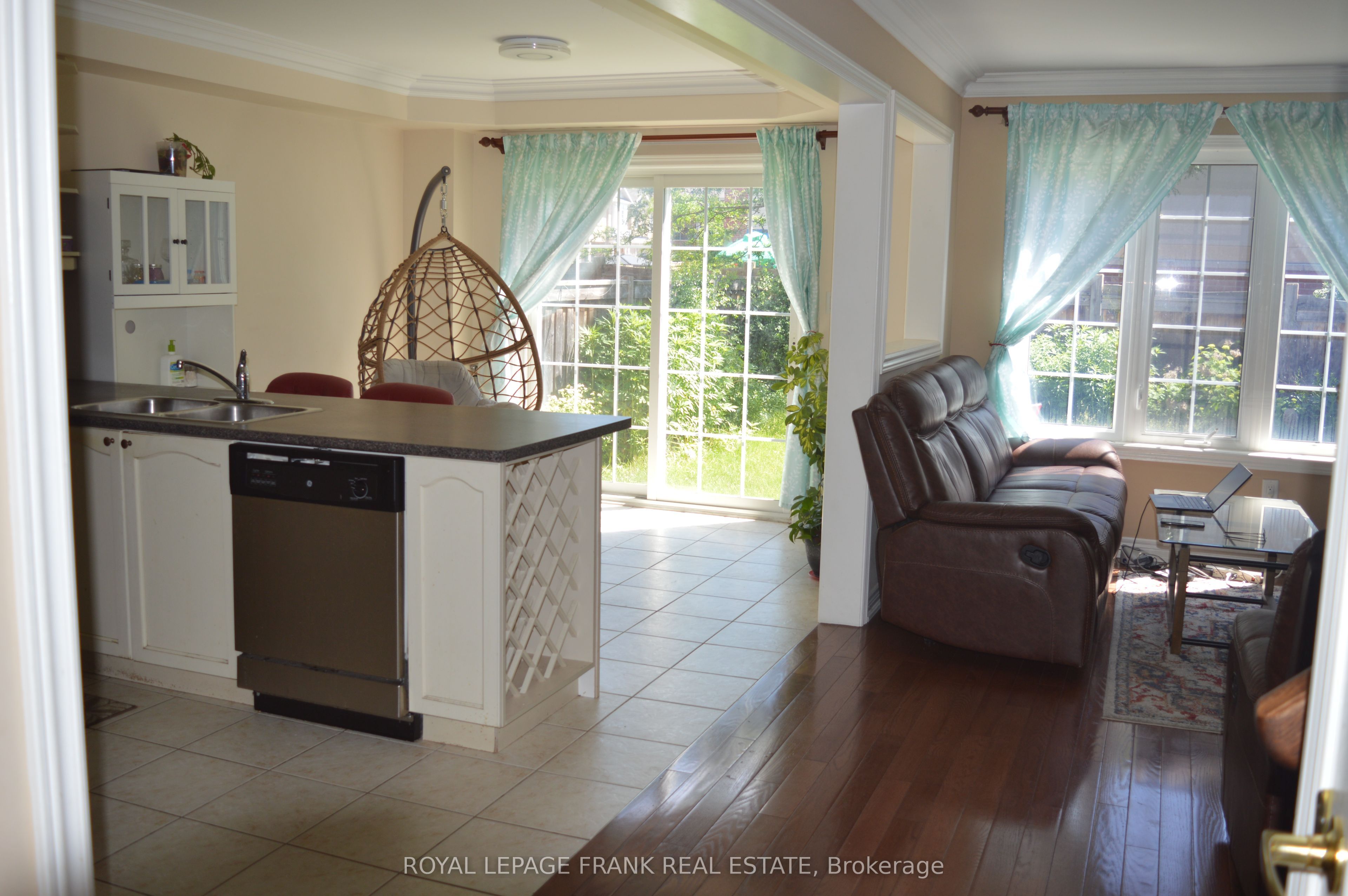 61 Summerside Avenue Property Photo 6