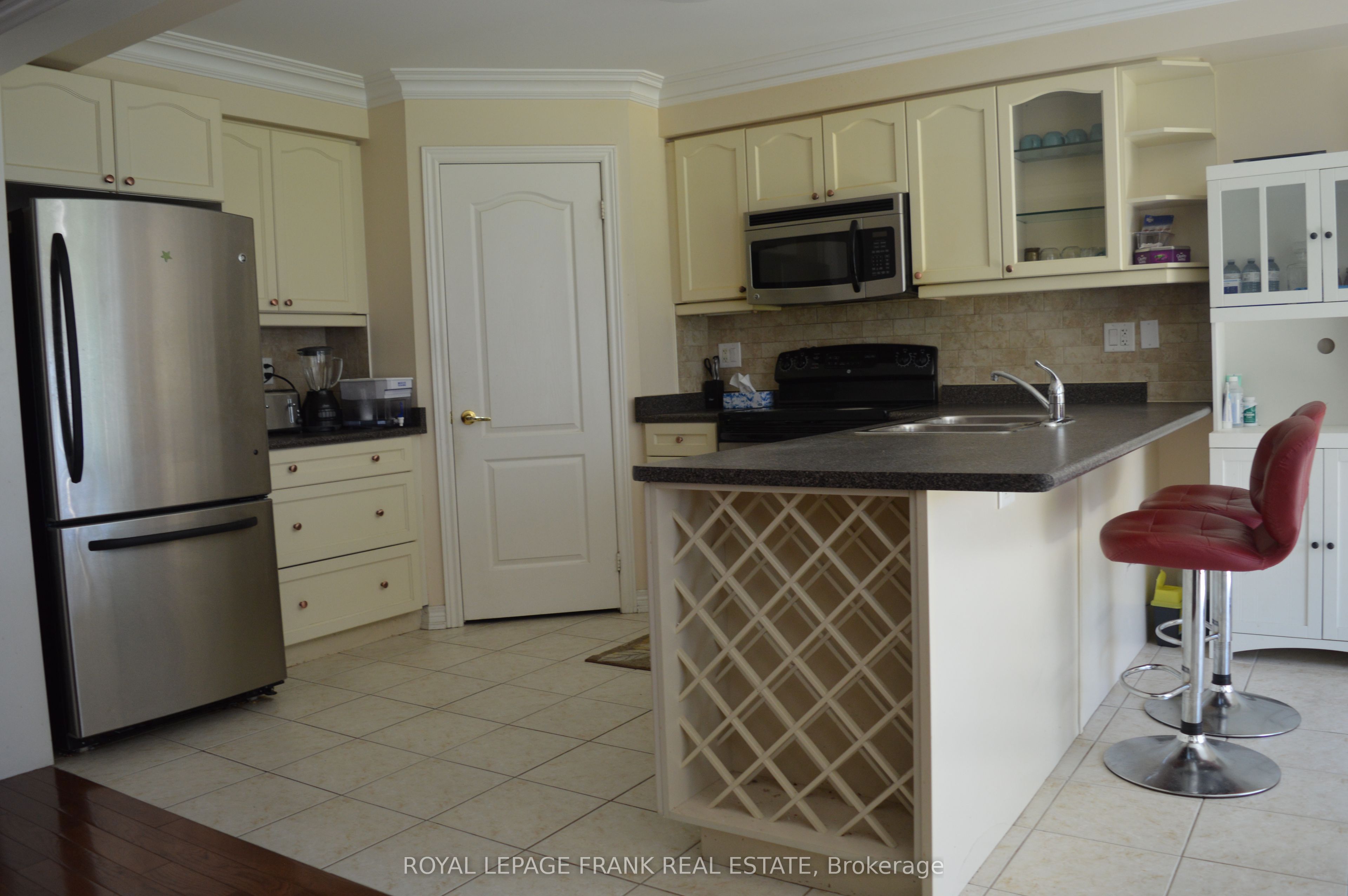 61 Summerside Avenue Property Photo 8