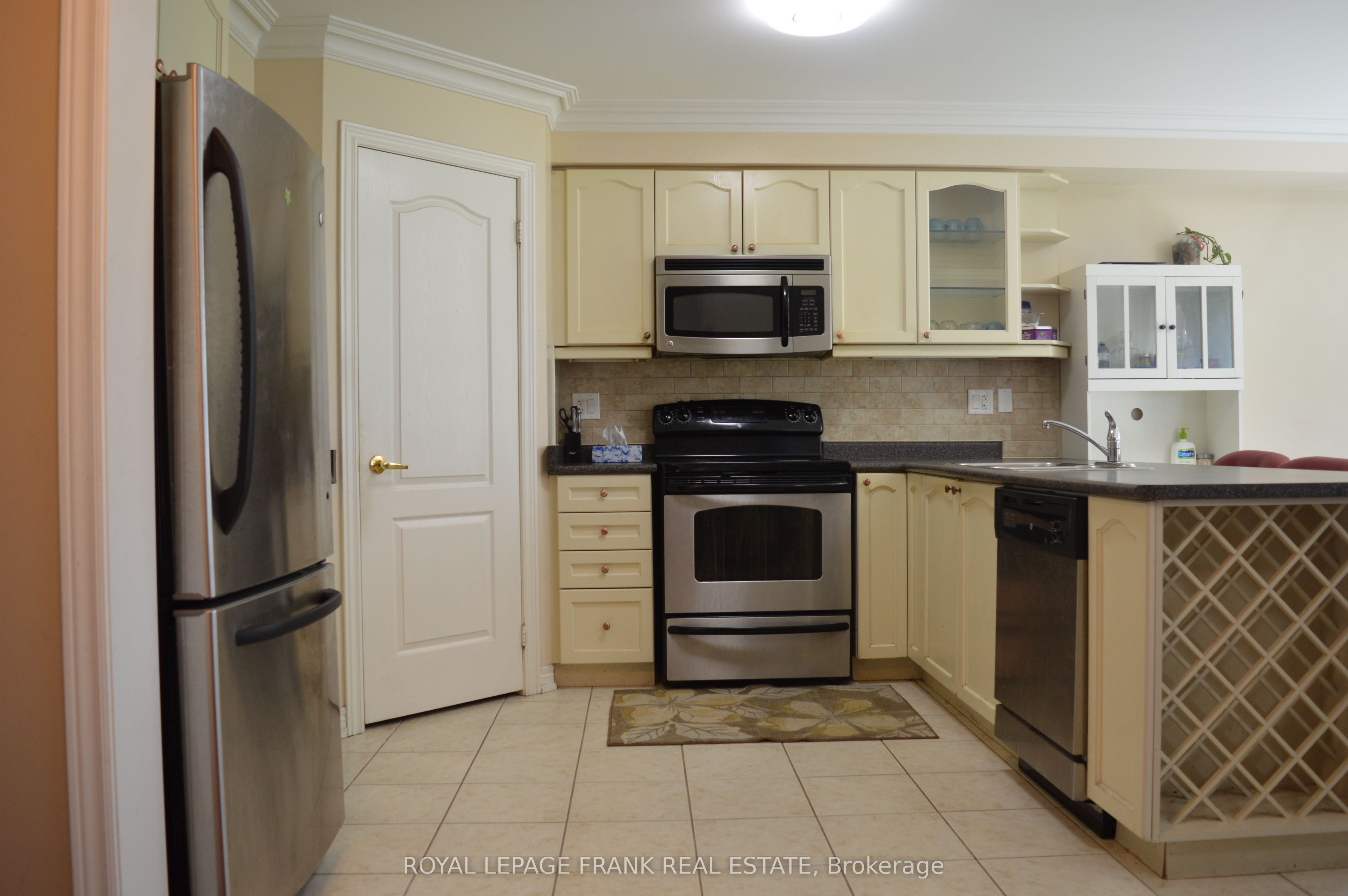 61 Summerside Avenue Property Photo 9