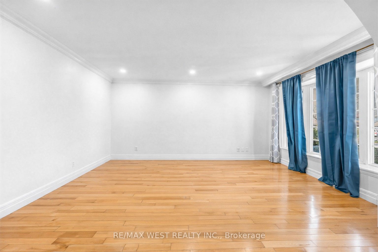 578 Bellamy Road N Property Photo 2